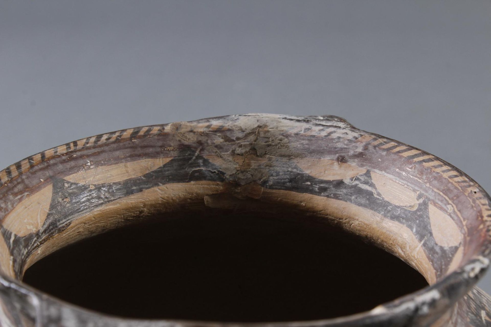 Keramikgefäß mit Ringhenkeln und kurzer Mündung.China. Machang-Zeit - Image 8 of 10