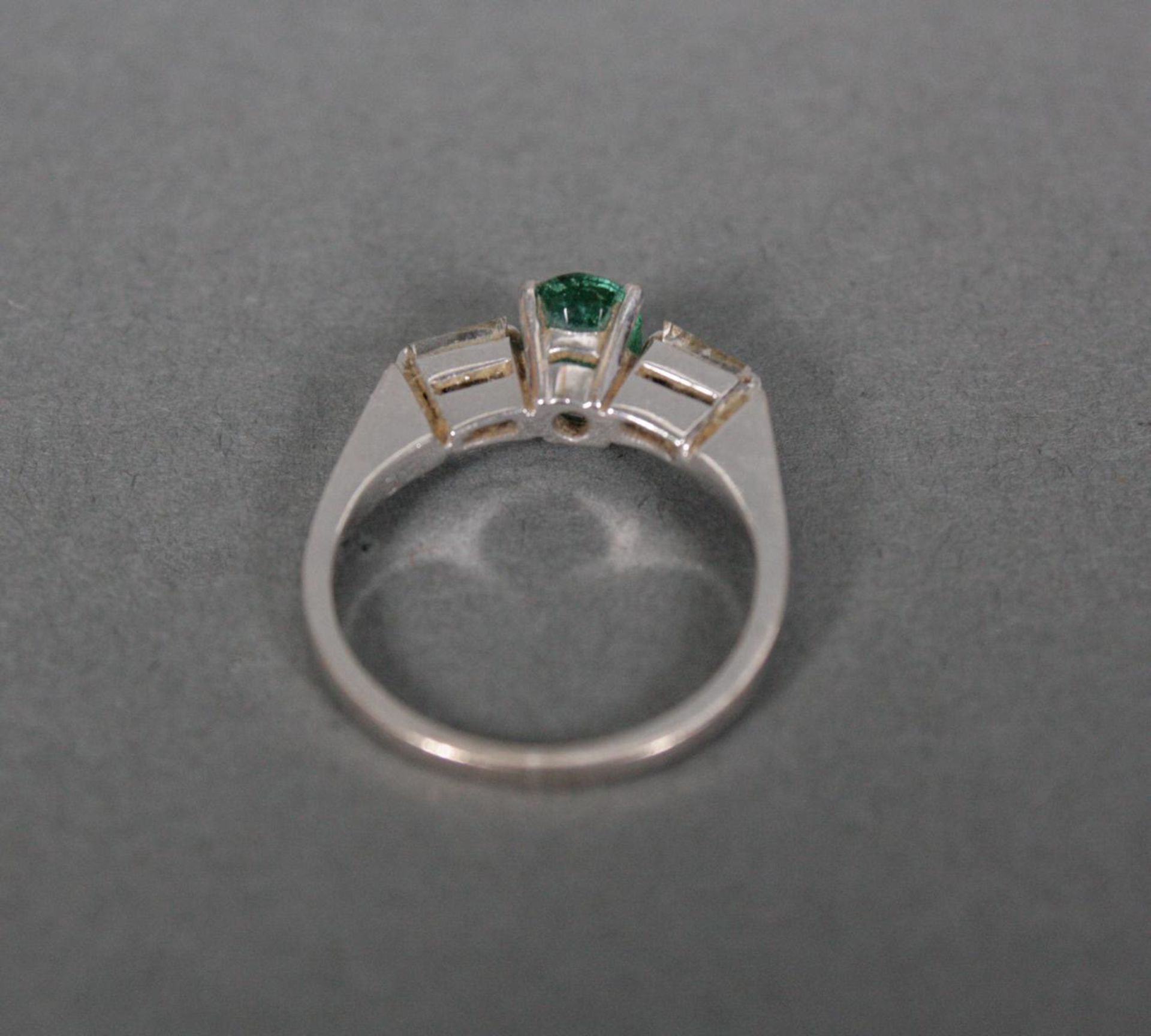 Damenring mit Smaragd und Diamanten, 18 Karat Weißgold - Image 3 of 3