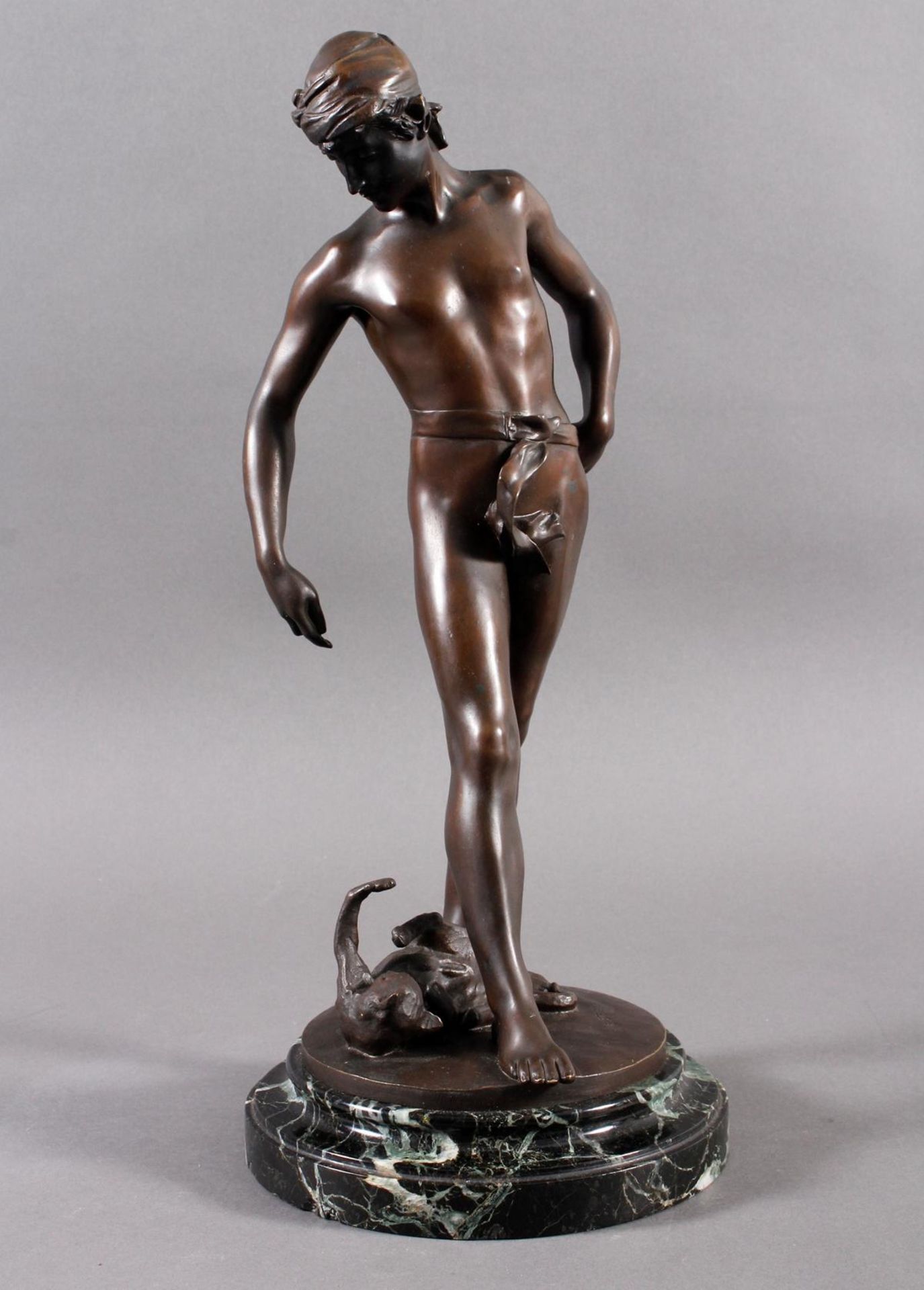 Jugendstil-Bronze, Jüngling mit Katze, Frankreich um 1900