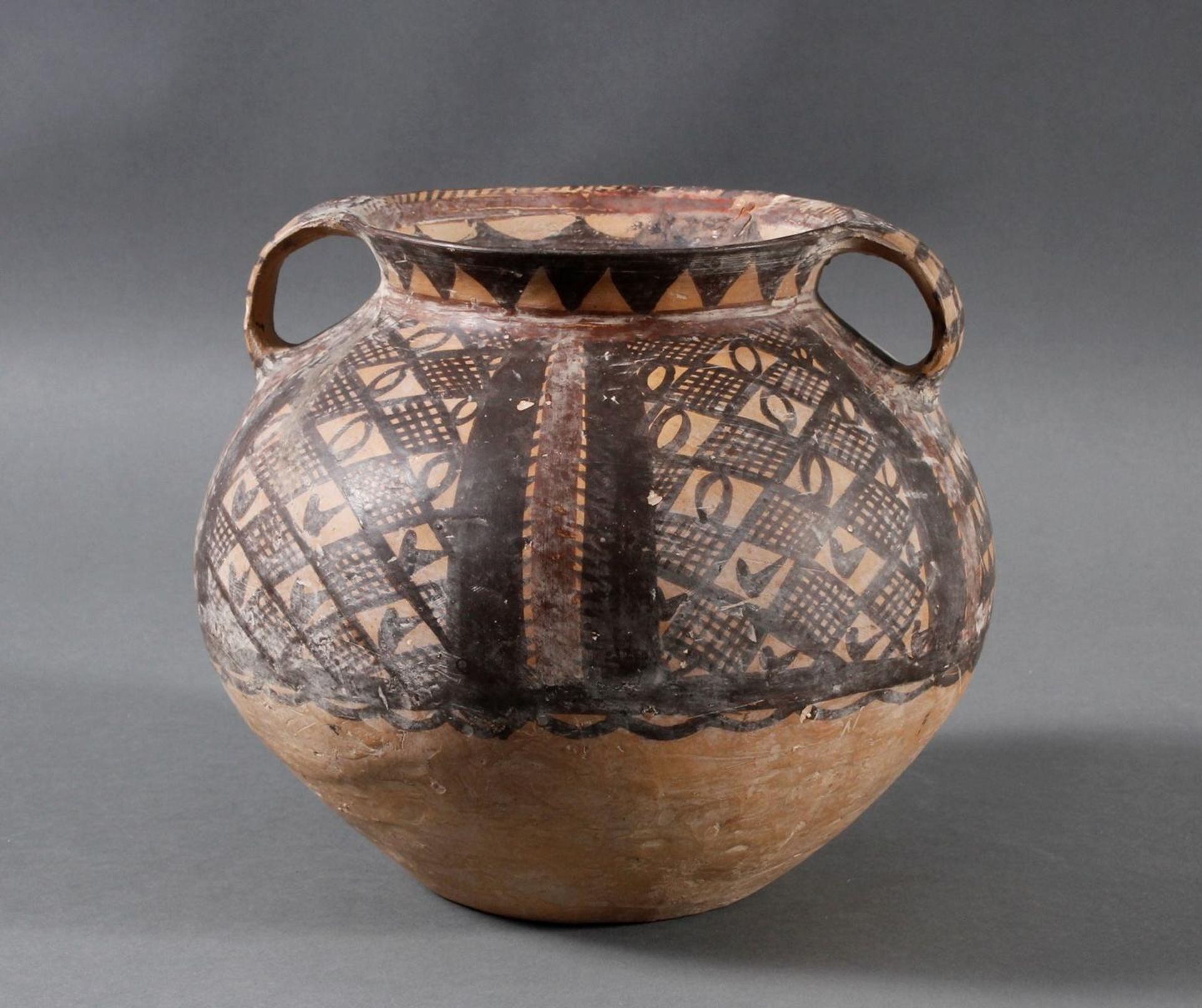 Keramikgefäß mit Ringhenkeln und kurzer Mündung.China. Machang-Zeit - Image 5 of 10