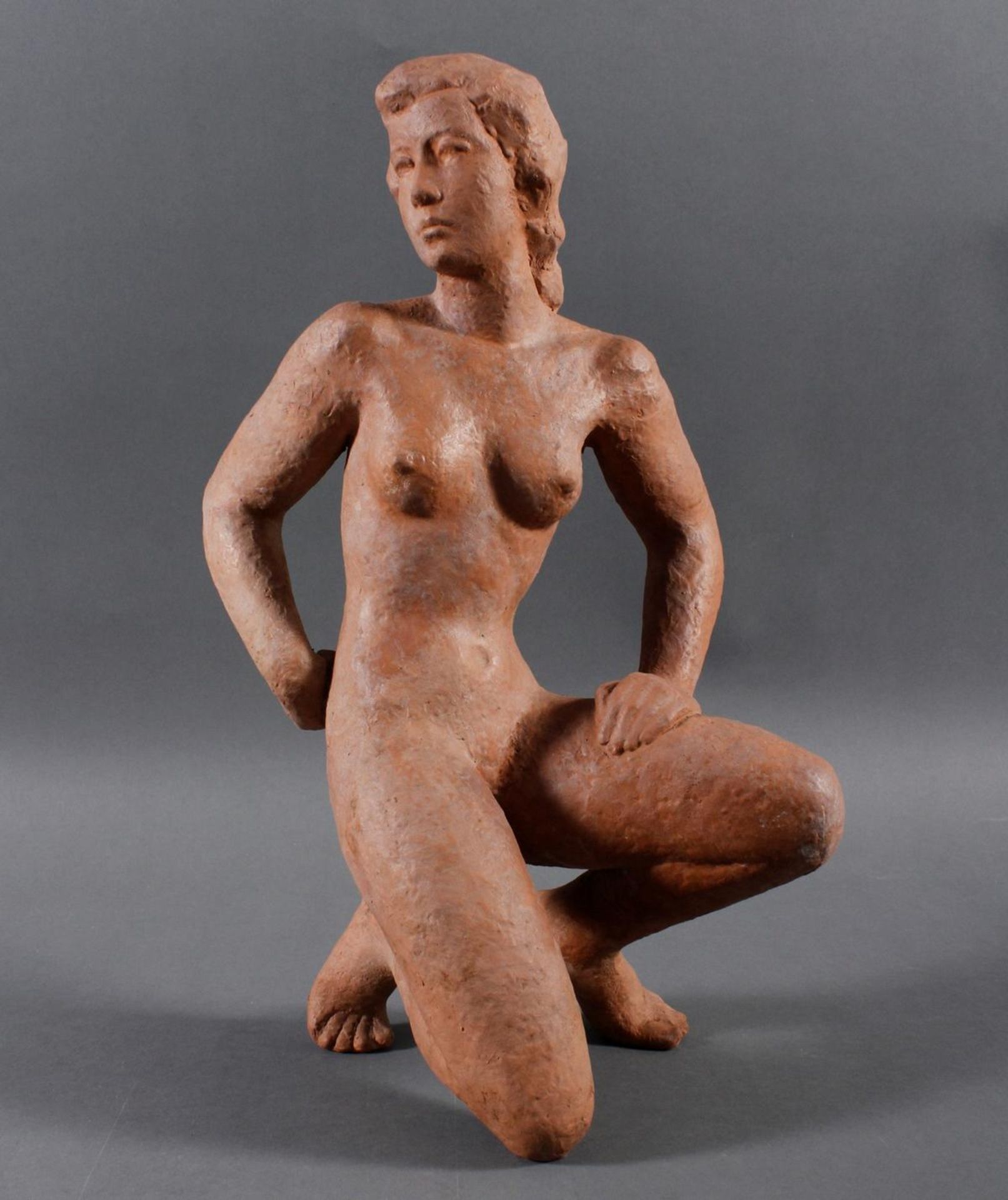Monogrammist „GK“ Terracotta-Skulptur, „Kniender Akt“ um 1935