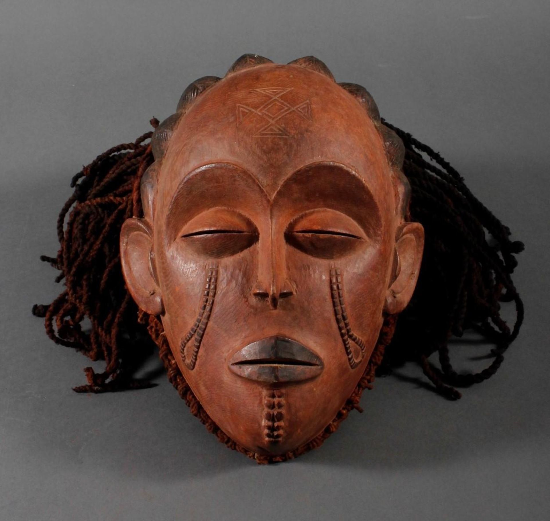Tanzmaske, Aufsatzmaske „mwana pwo“ der Chokwe / D. R . Kongo, Angola
