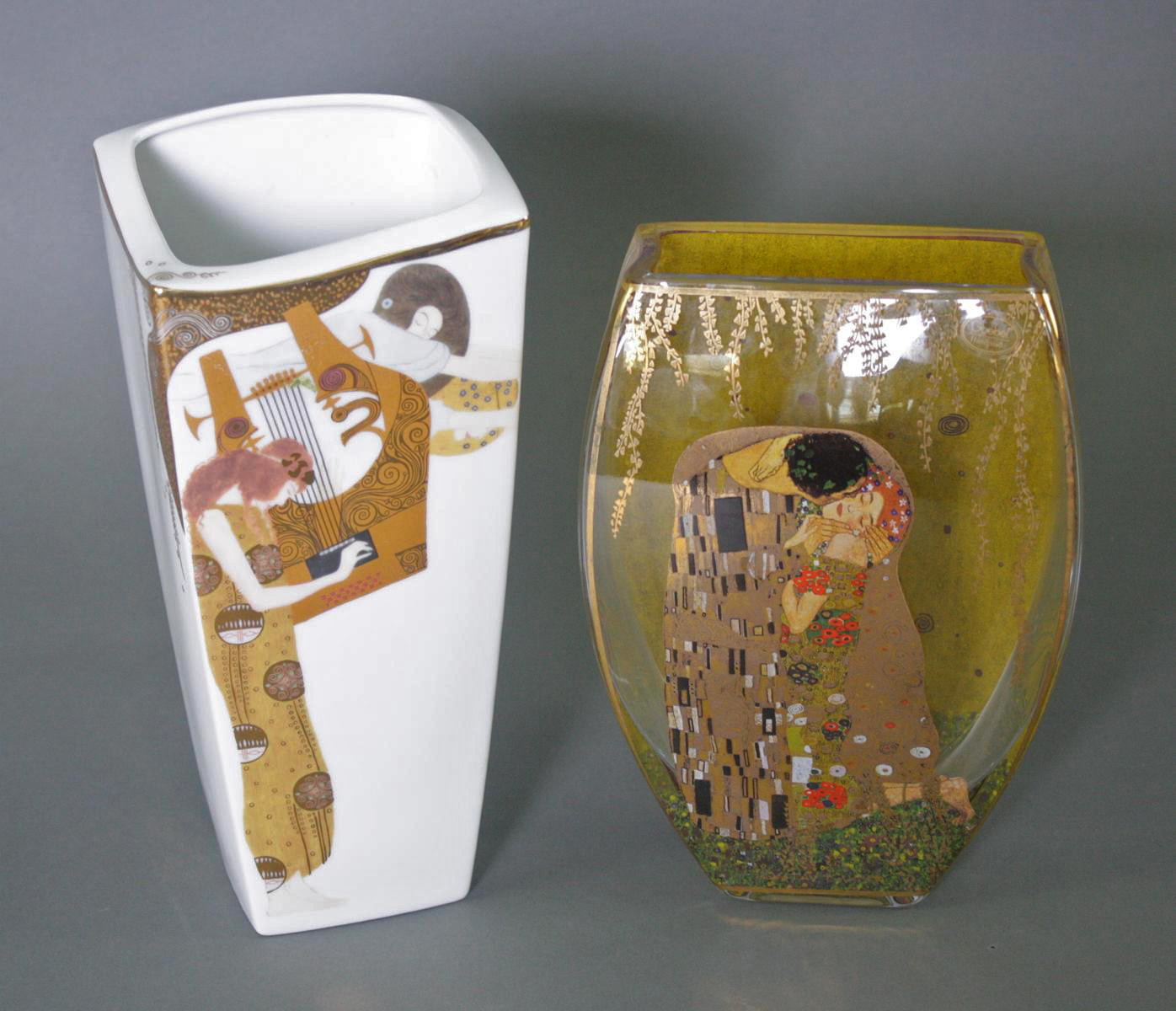 Zwei Goebel Artis Orbis Gustav Klimt Vasen. Porzellan und Glas