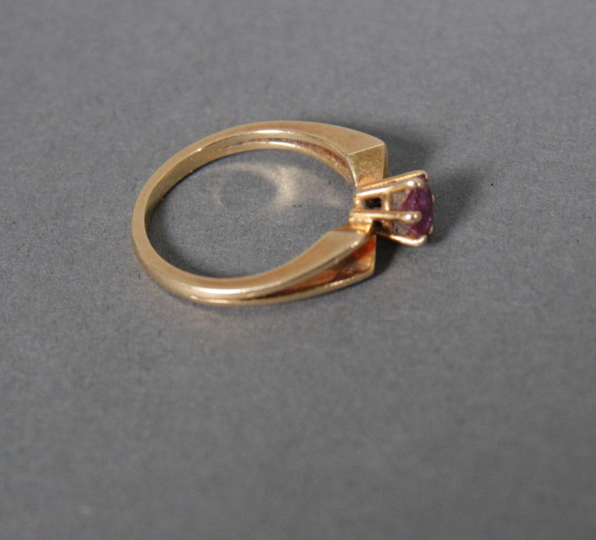 Ring mit Rubin, 18 Karat Gelbgold - Bild 2 aus 3