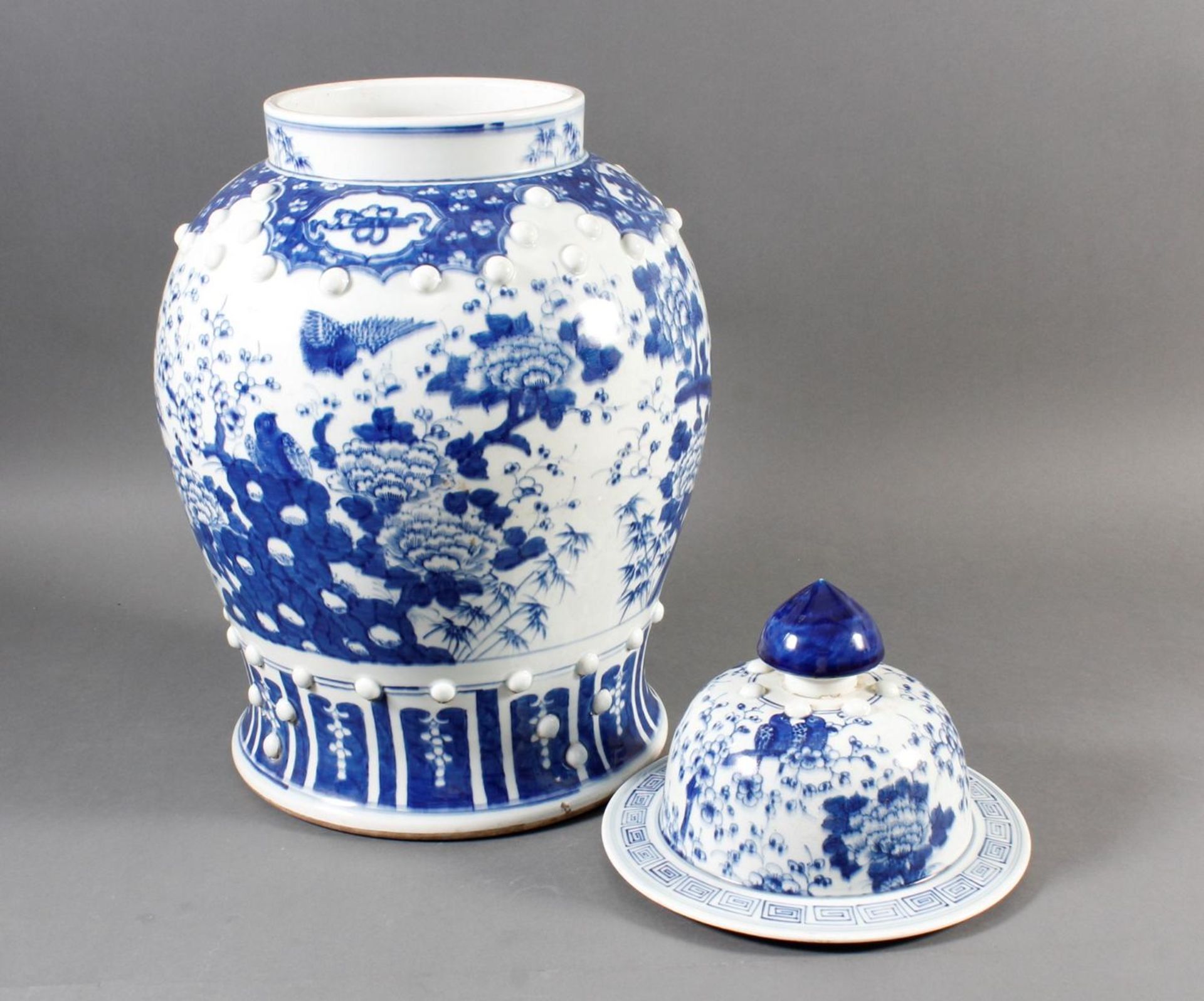 Blauweiß Bodenvase mit Deckel, Porzellan, China, Anfang / Mitte 20. Jahrhundert - Image 9 of 14