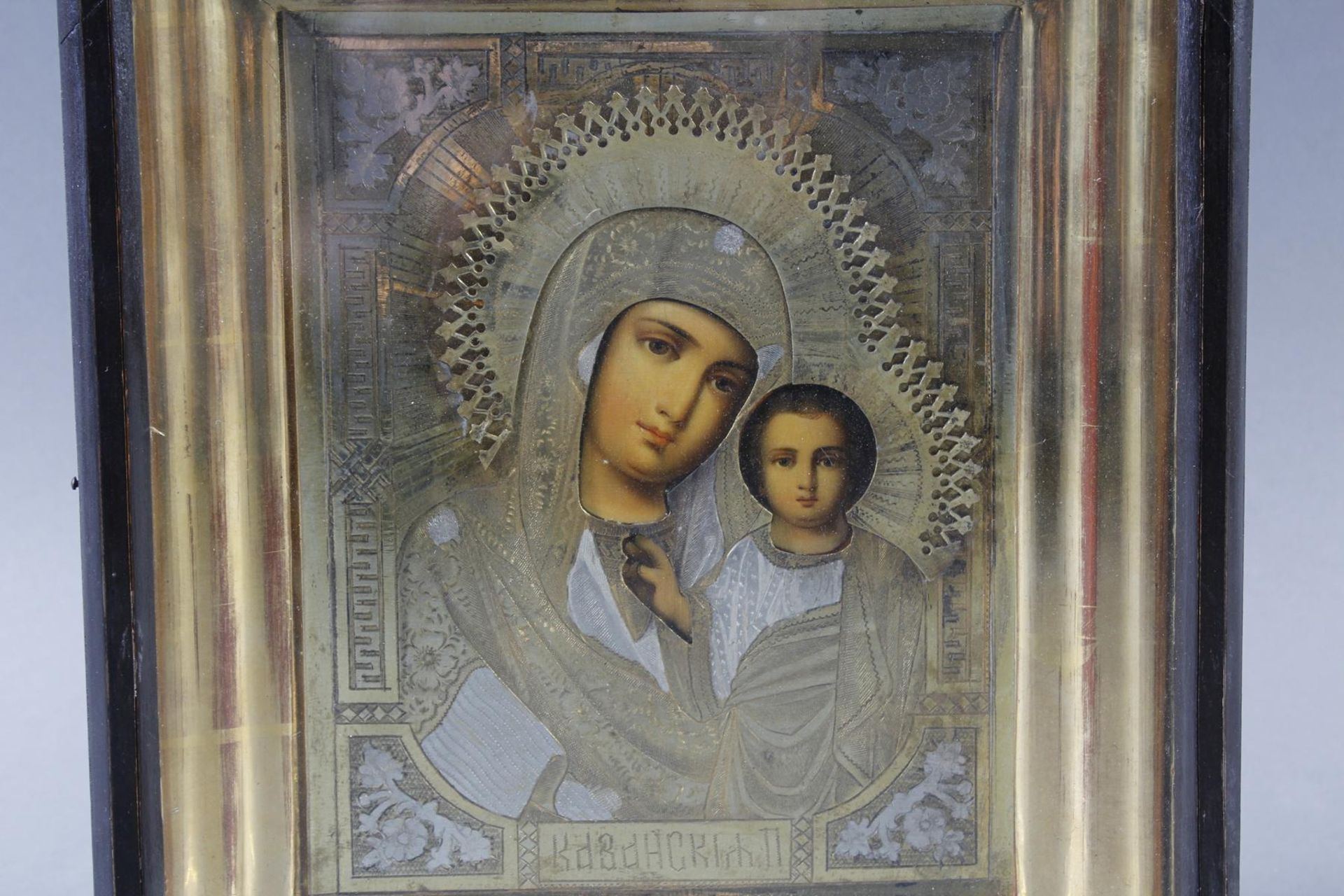 Ikone mit vergoldetem Silberoklad, Maria mit dem Jesuskind, Russland Anfang 20. Jahrhundert - Bild 2 aus 5