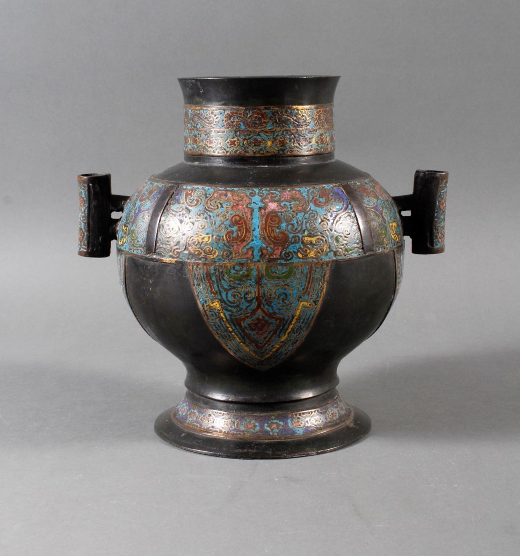 Champlevè-Bronze-Henkelvase China 19. Jahrhundert