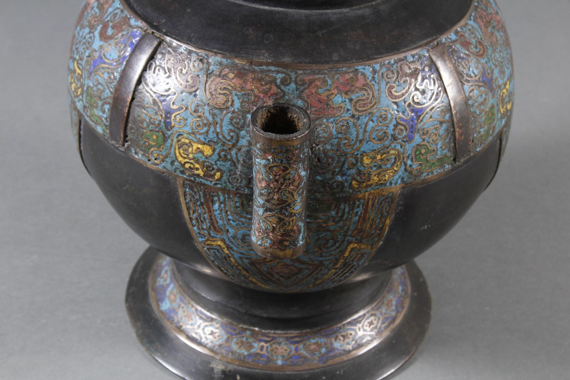 Champlevè-Bronze-Henkelvase China 19. Jahrhundert - Bild 6 aus 8