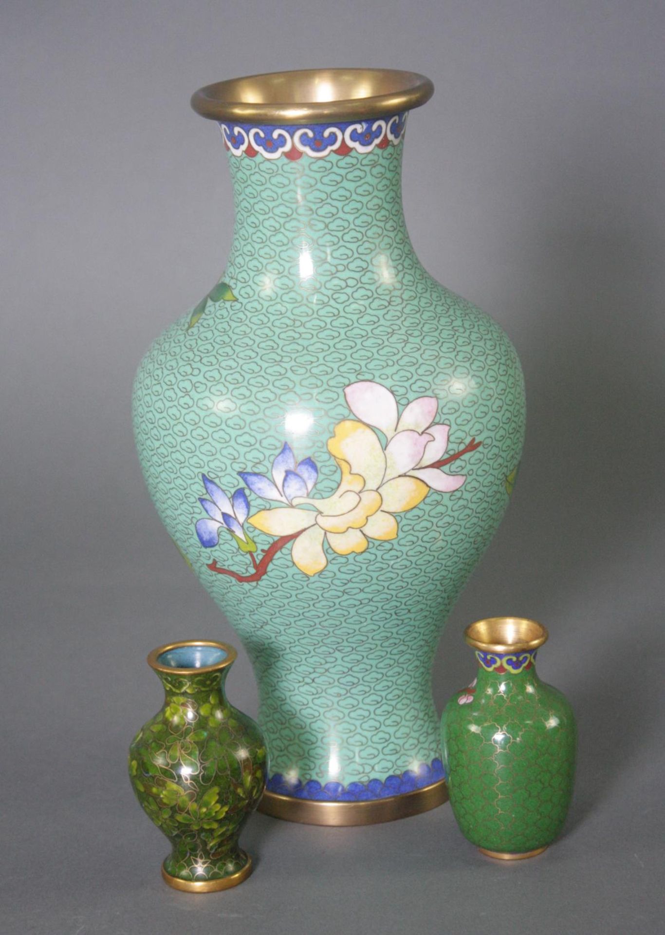 Drei Cloisonné Vasen, China - Image 3 of 4