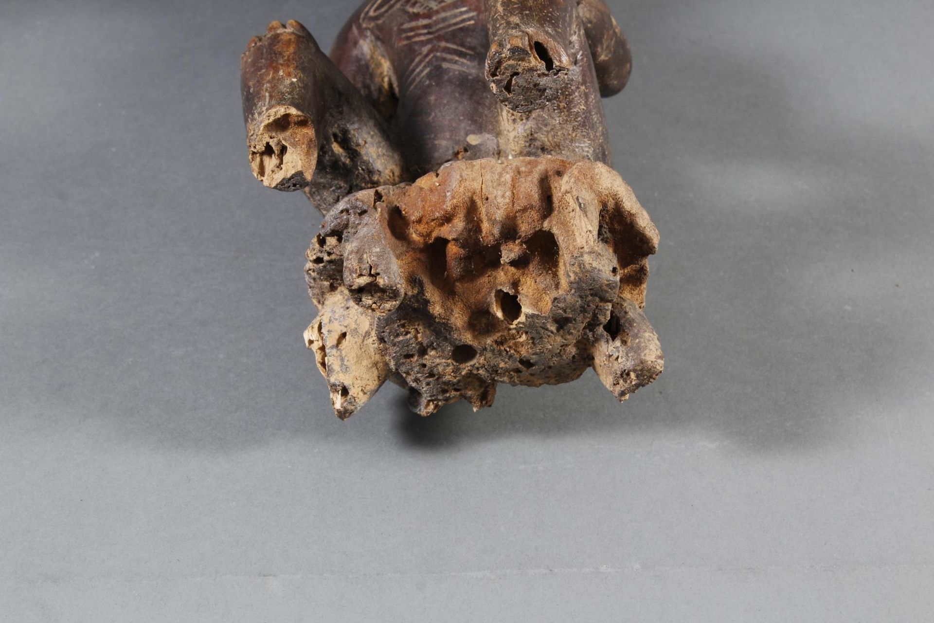 Auf einer Schildkröte sitzende Ritualfigur (Fragment) der Bembe / Kongo - Image 8 of 9