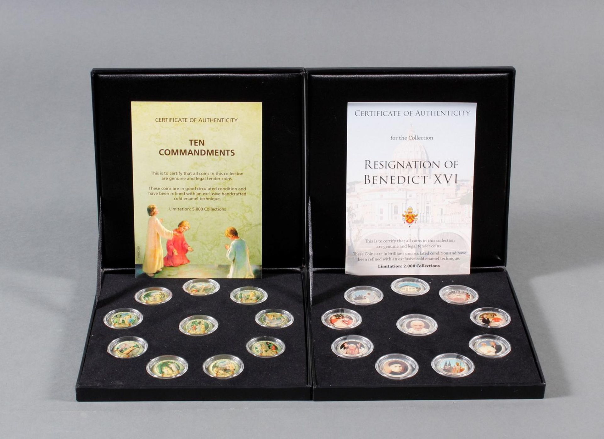 2 Sets kolorierte Münzen; Thema Religion