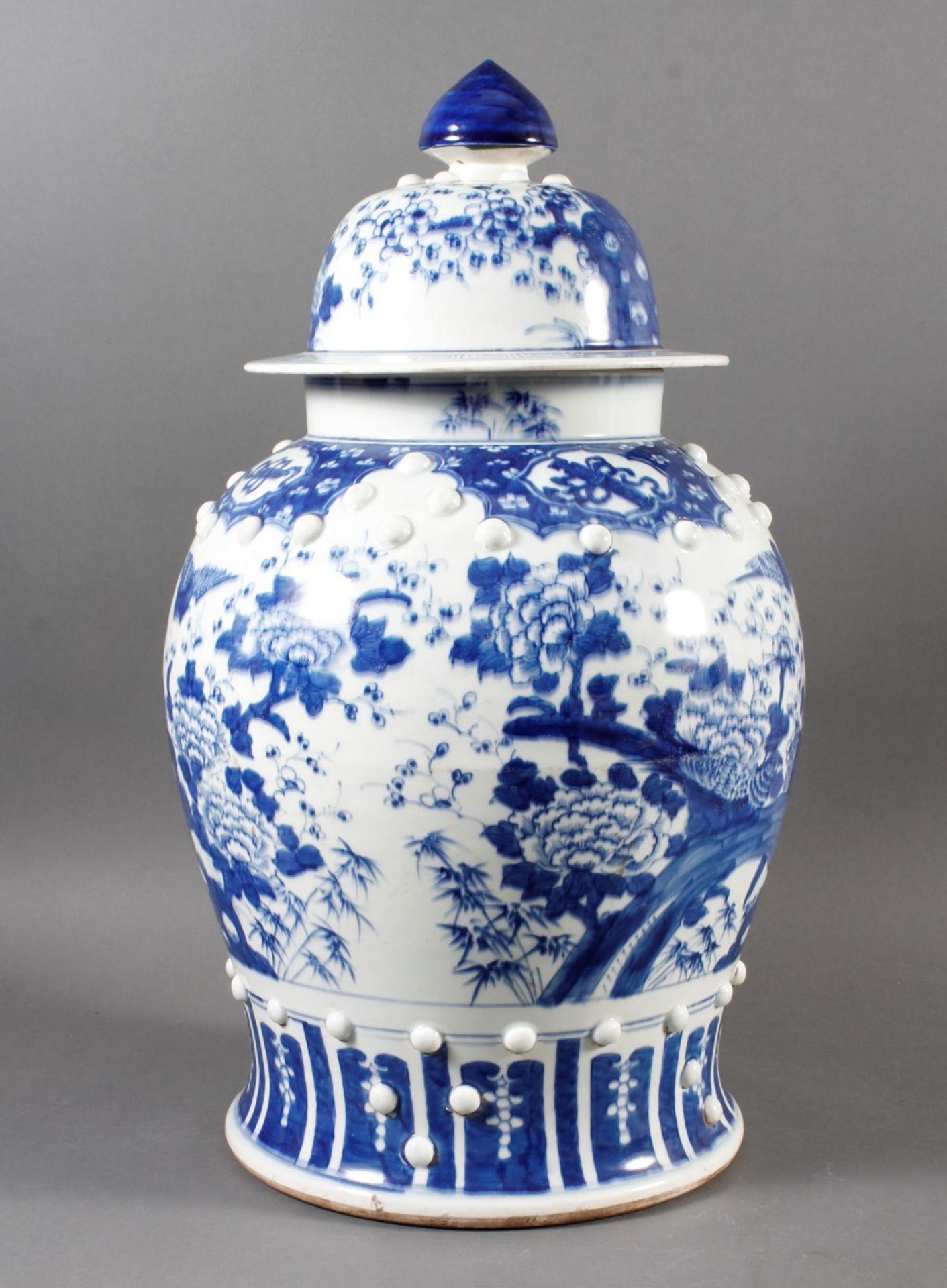 Blauweiß Bodenvase mit Deckel, Porzellan, China, Anfang / Mitte 20. Jahrhundert - Image 4 of 14