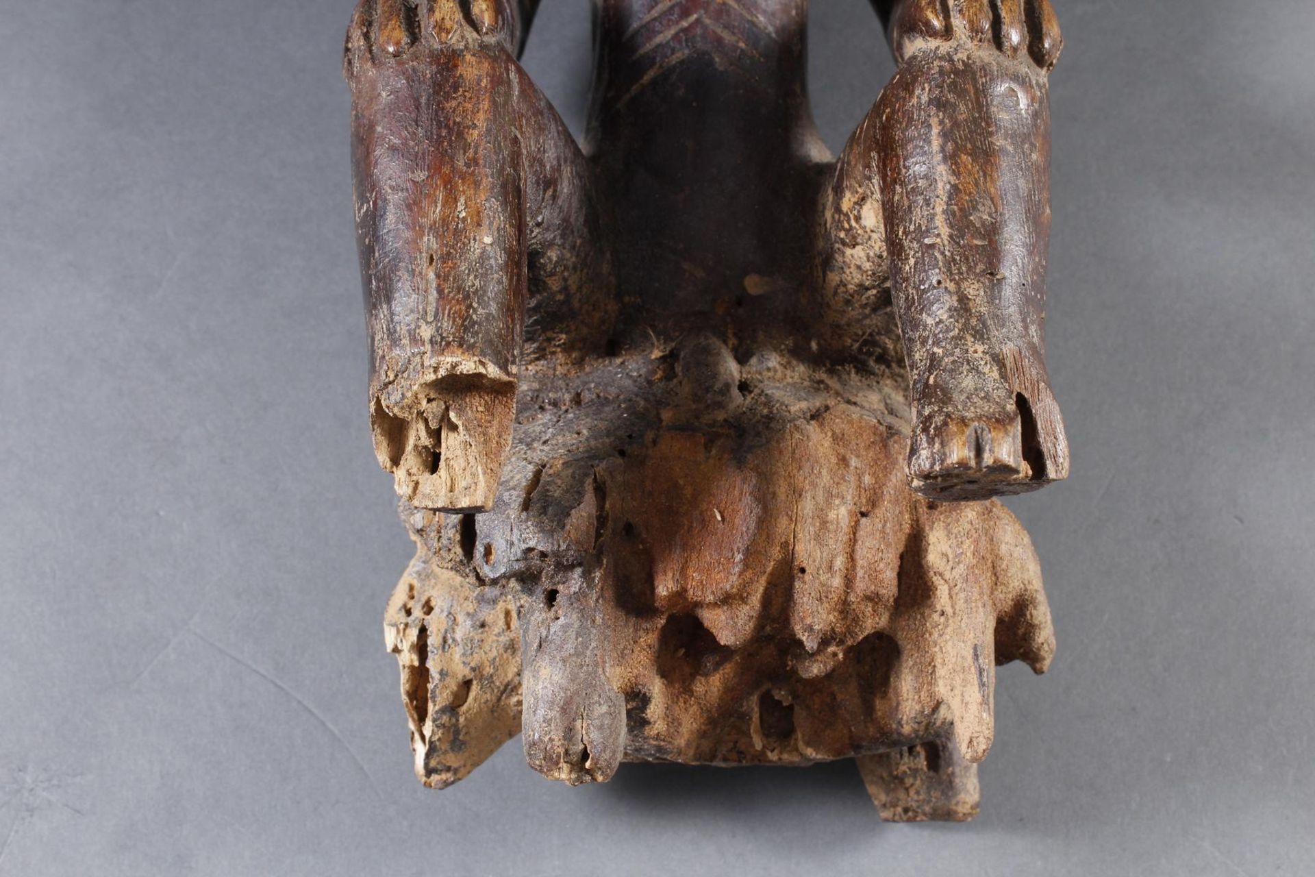 Auf einer Schildkröte sitzende Ritualfigur (Fragment) der Bembe / Kongo - Image 9 of 9