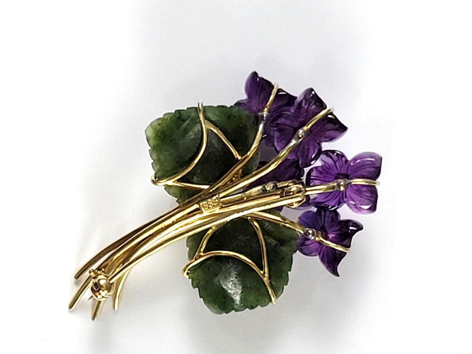 Veilchen-Brosche aus Amethyst, Diamanten und Jade, 14 Karat Gelbgold - Image 3 of 3