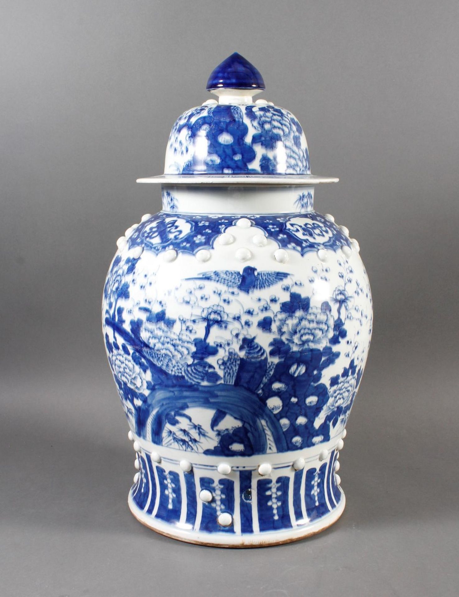 Blauweiß Bodenvase mit Deckel, Porzellan, China, Anfang / Mitte 20. Jahrhundert