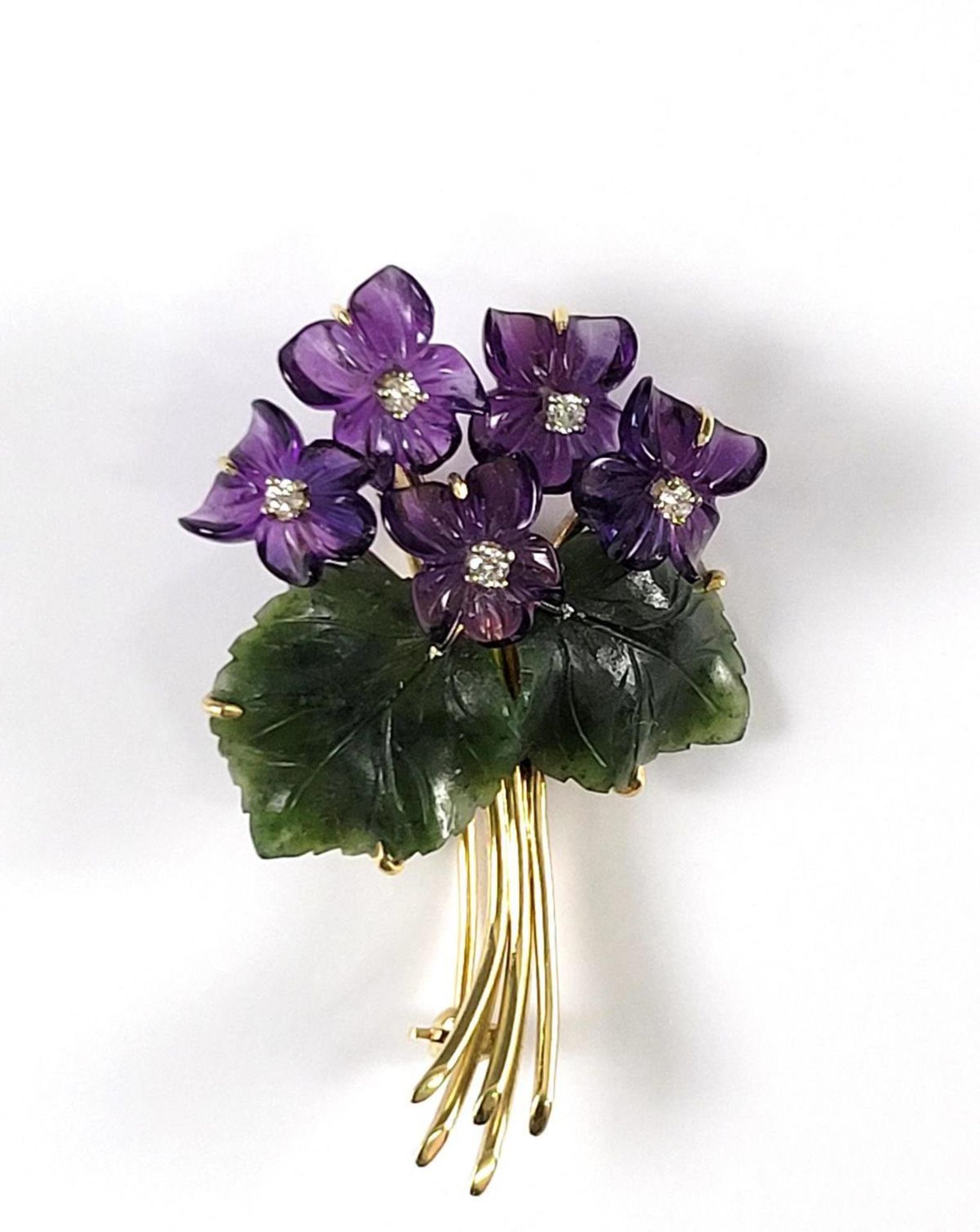 Veilchen-Brosche aus Amethyst, Diamanten und Jade, 14 Karat Gelbgold - Image 2 of 3