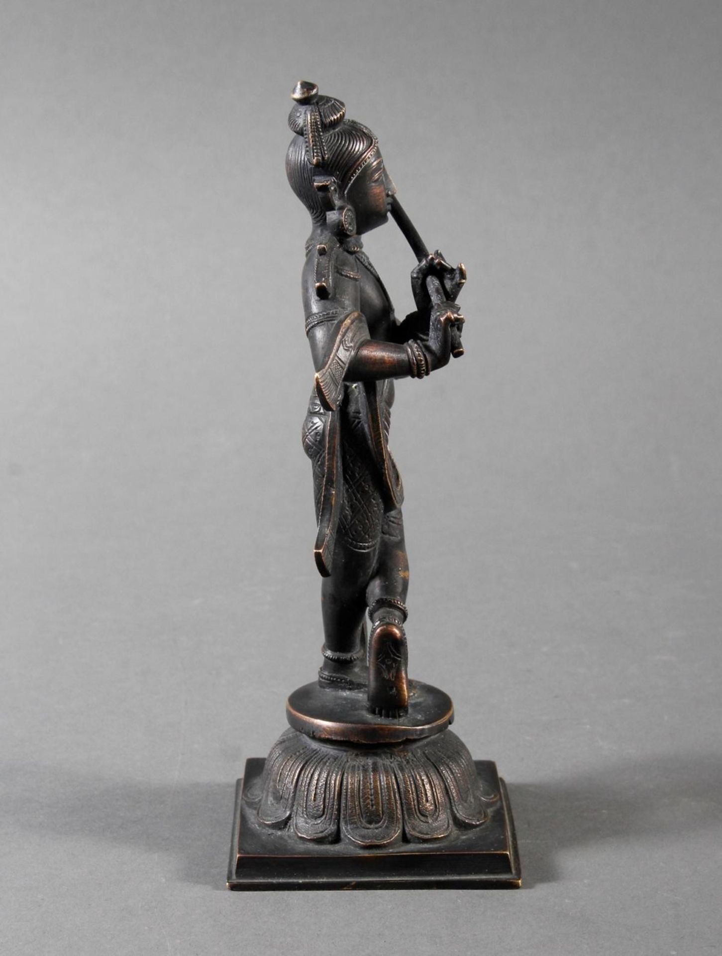 Flötespielende Göttheit auf einem Lotospodest stehend Indien 19. / 20. Jahrhundert - Bild 2 aus 8