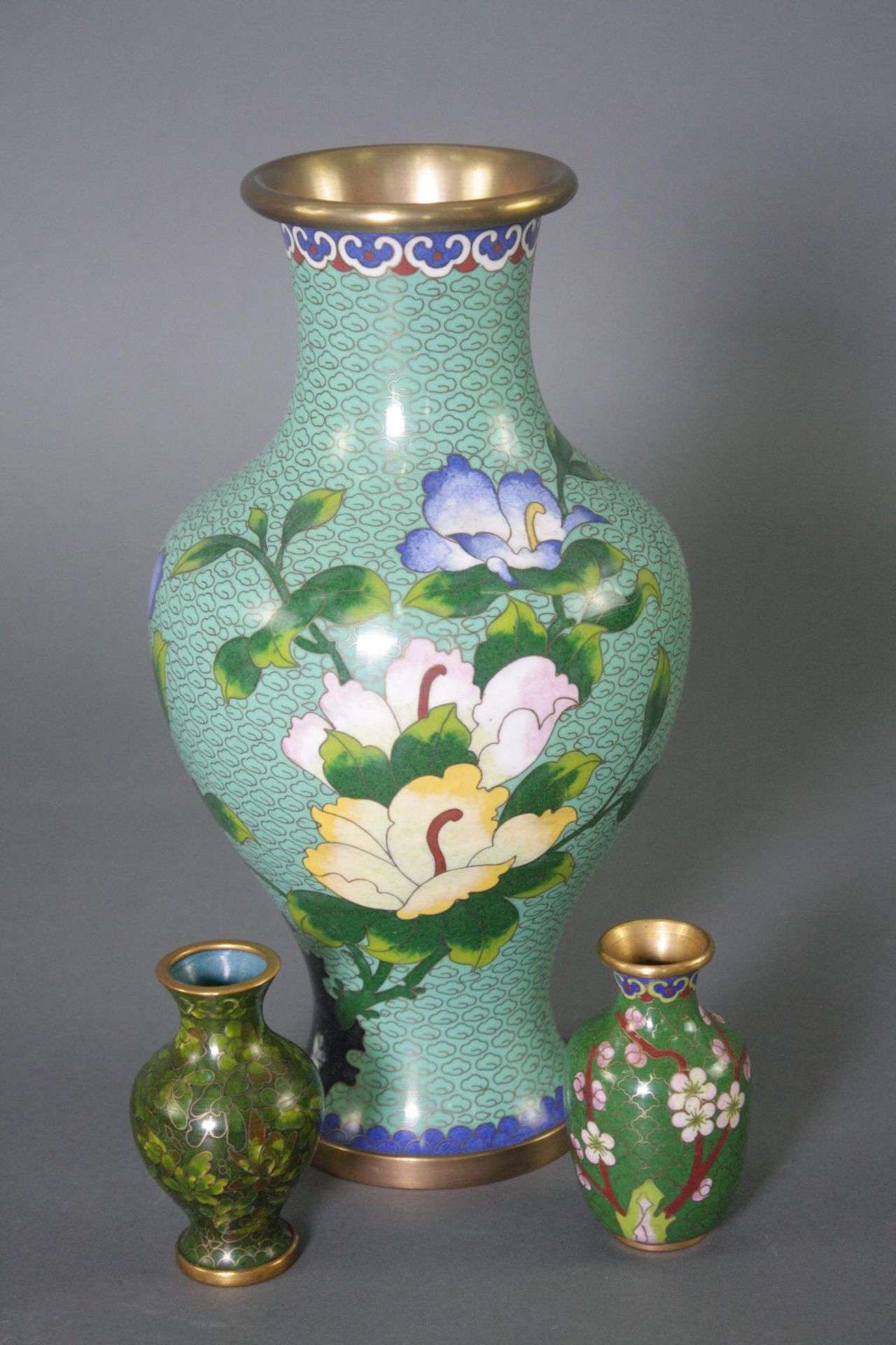 Drei Cloisonné Vasen, China