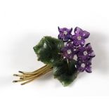 Veilchen-Brosche aus Amethyst, Diamanten und Jade, 14 Karat Gelbgold