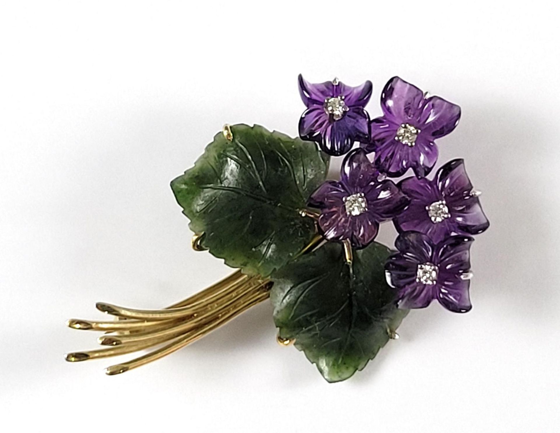 Veilchen-Brosche aus Amethyst, Diamanten und Jade, 14 Karat Gelbgold