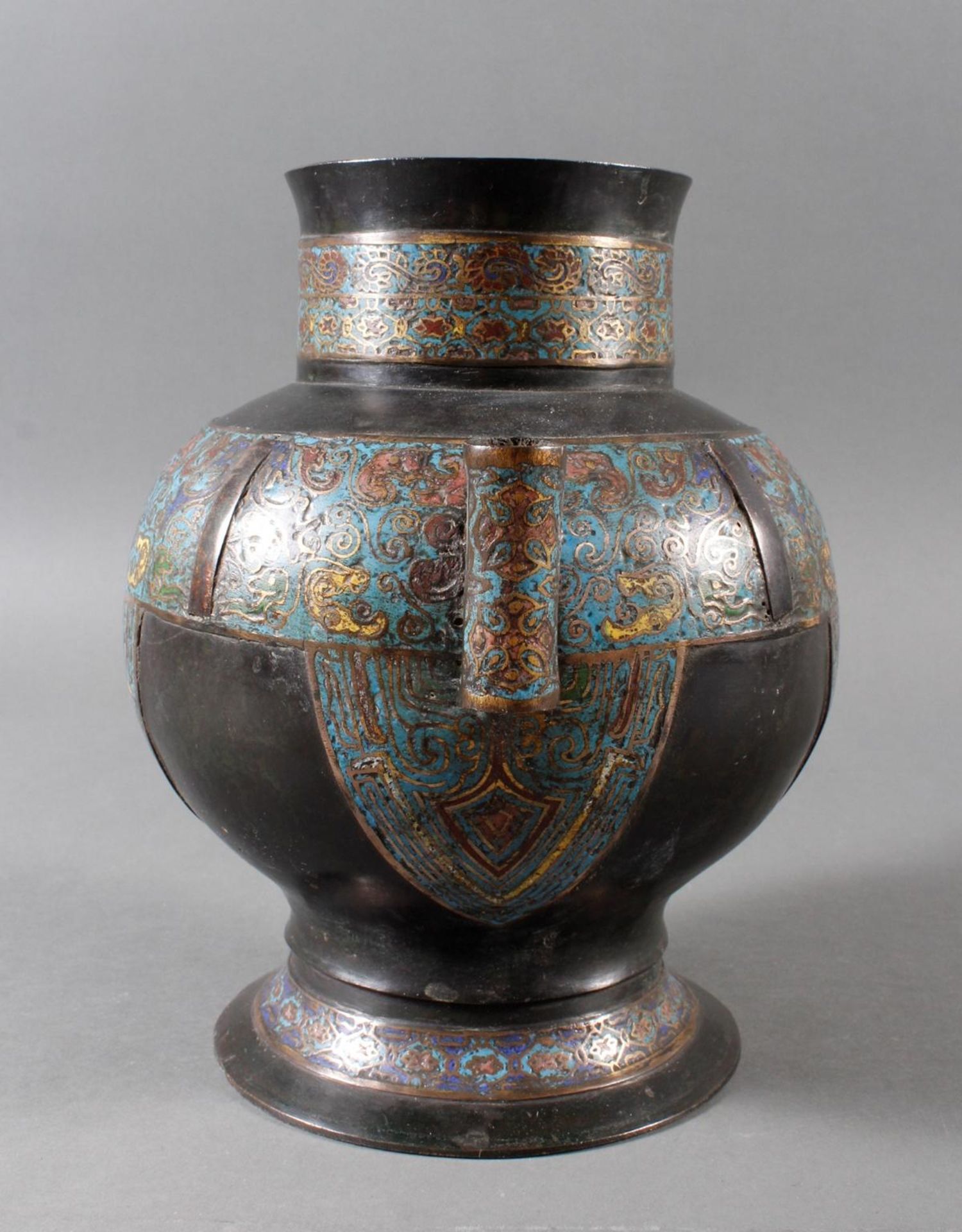 Champlevè-Bronze-Henkelvase China 19. Jahrhundert - Bild 4 aus 8