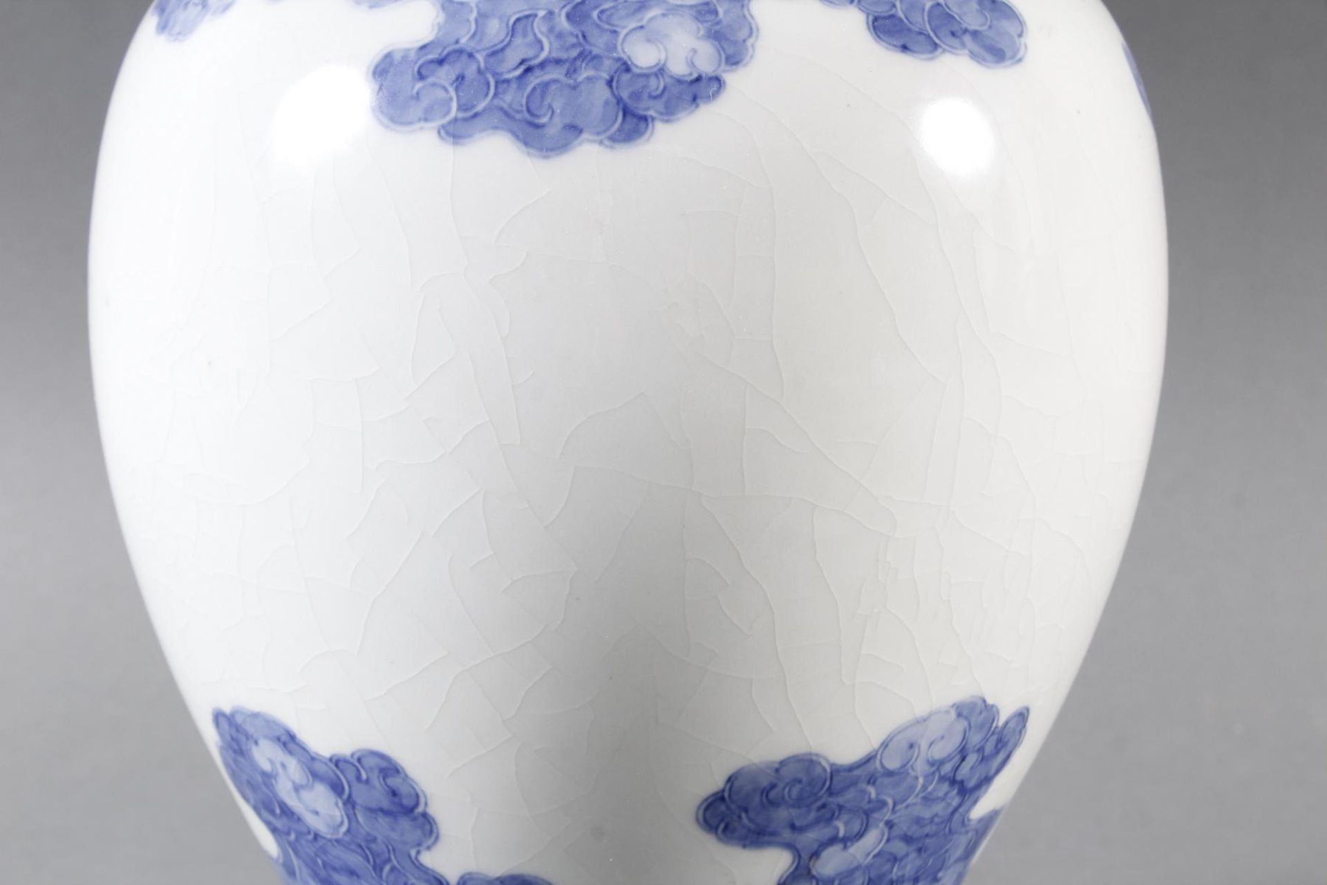 Porzellanvase mit feiner Blauweiß-Bemalung, Fliegender Drache in den Wolken - Image 2 of 6