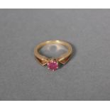 Ring mit Rubin, 18 Karat Gelbgold