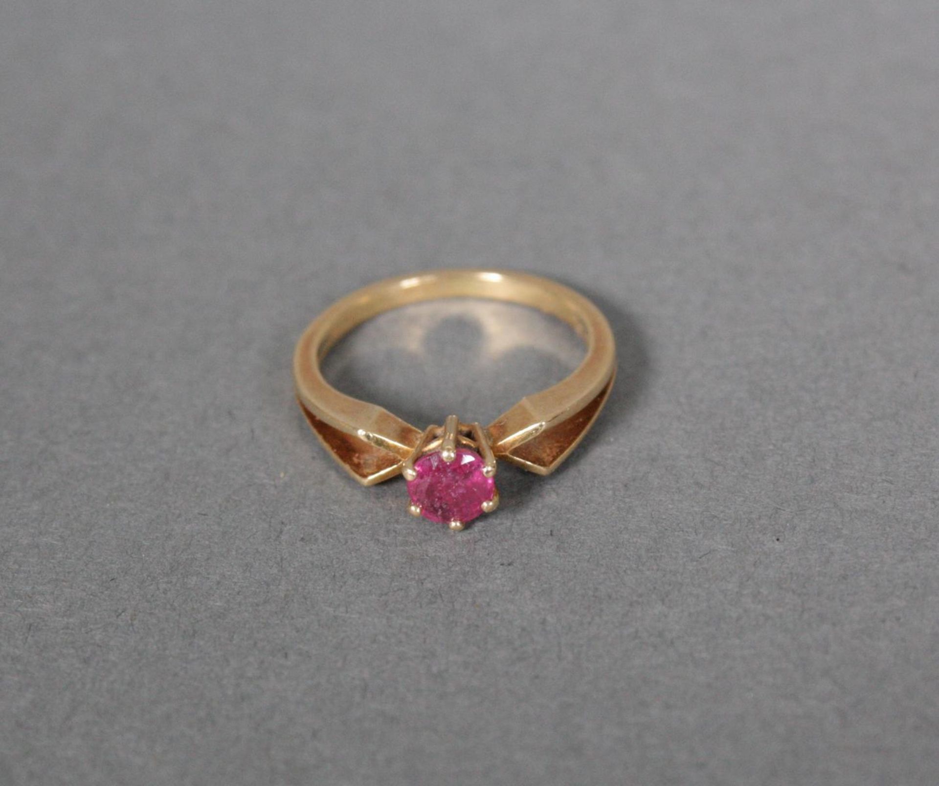 Ring mit Rubin, 18 Karat Gelbgold