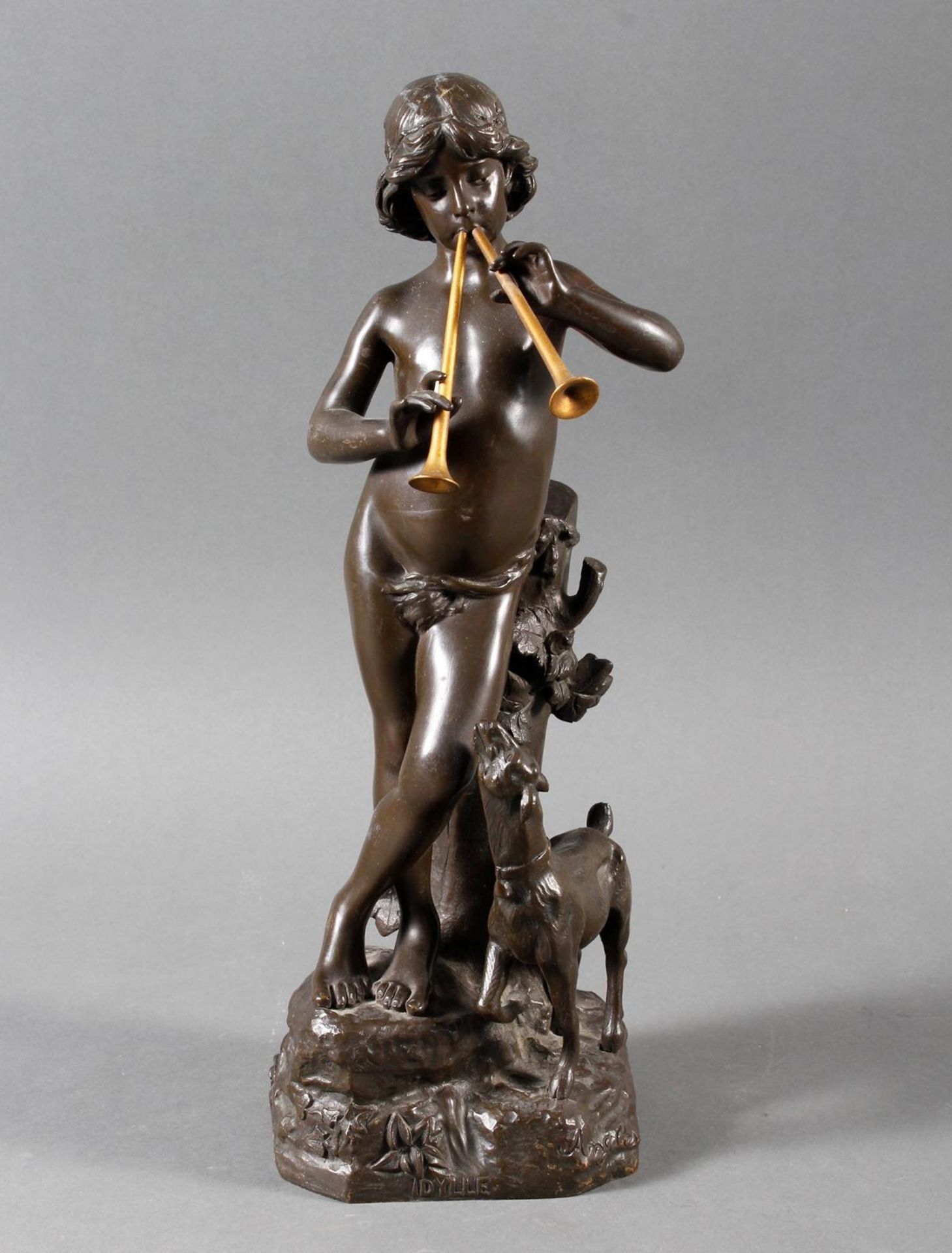 Jugendstil Bronze „Idylle“ Frankreich um 1900 .Akt eines Flötenspielenden Hirtenjungen mit Ziege