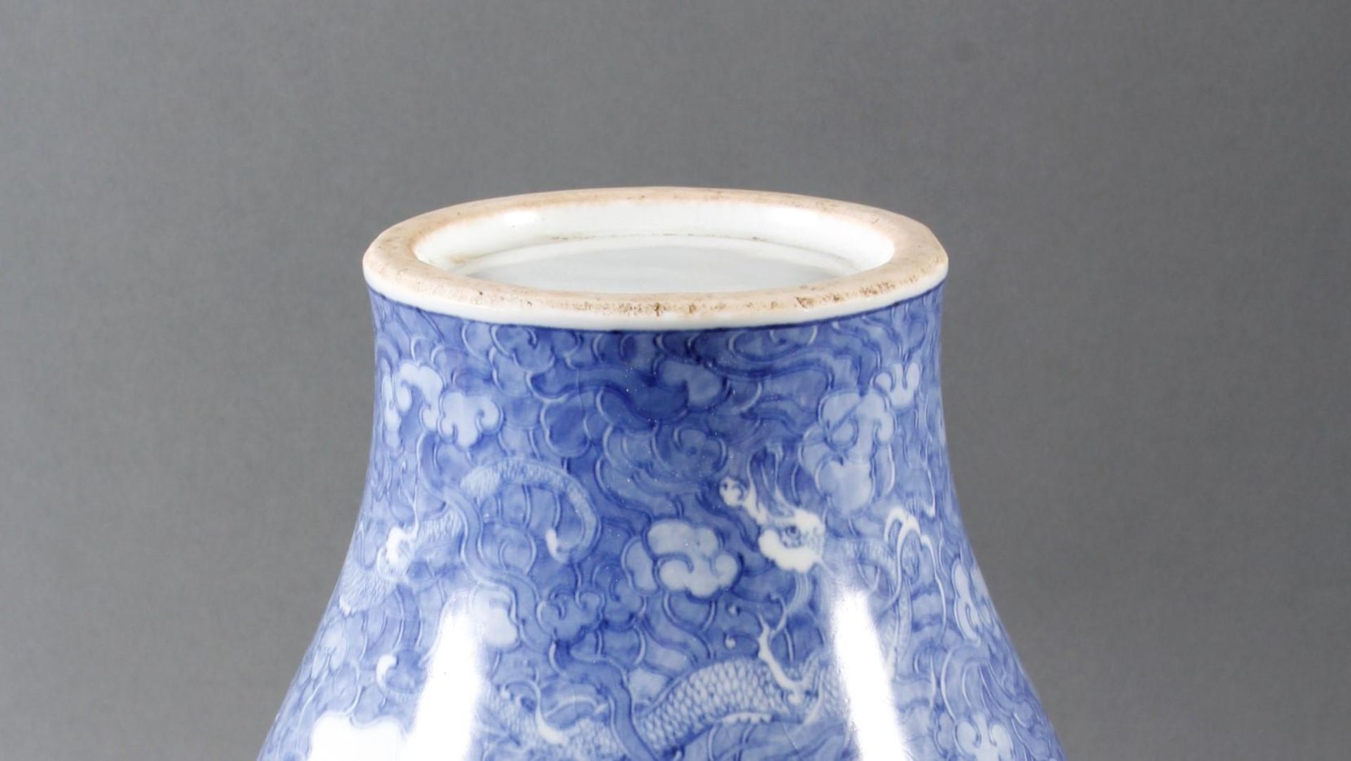 Porzellanvase mit feiner Blauweiß-Bemalung, Fliegender Drache in den Wolken - Image 4 of 6