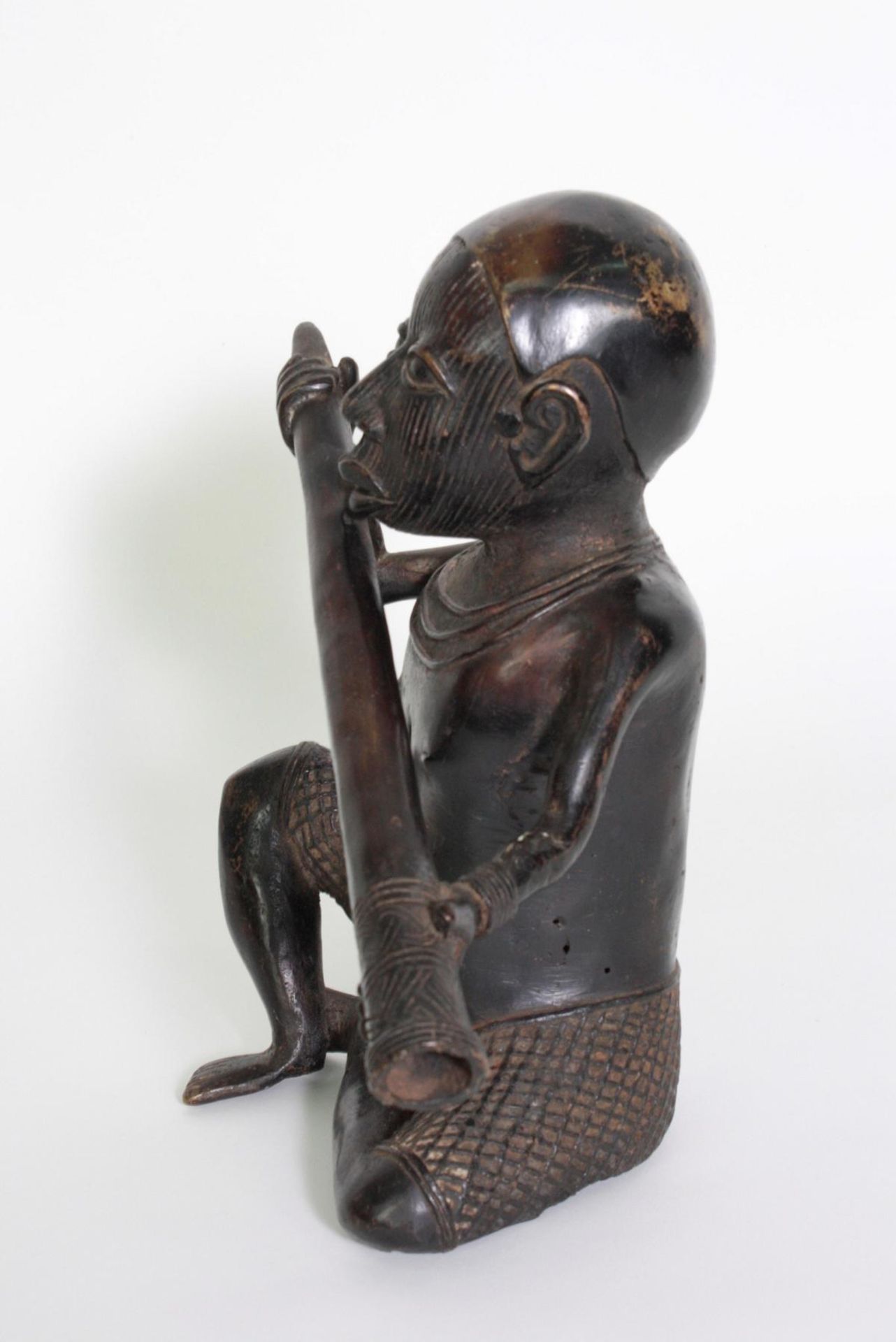 Bronzefigur eines Boten, Benin, Nigeria, 1. Hälfte 20. Jh. - Image 3 of 6