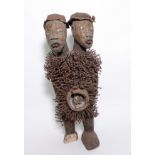 Doppelkopf-Nagelfetisch-Ritual Figur. Kongo-Yombe, Nkisi Nkondi, 1. Hälfte 20. Jh.