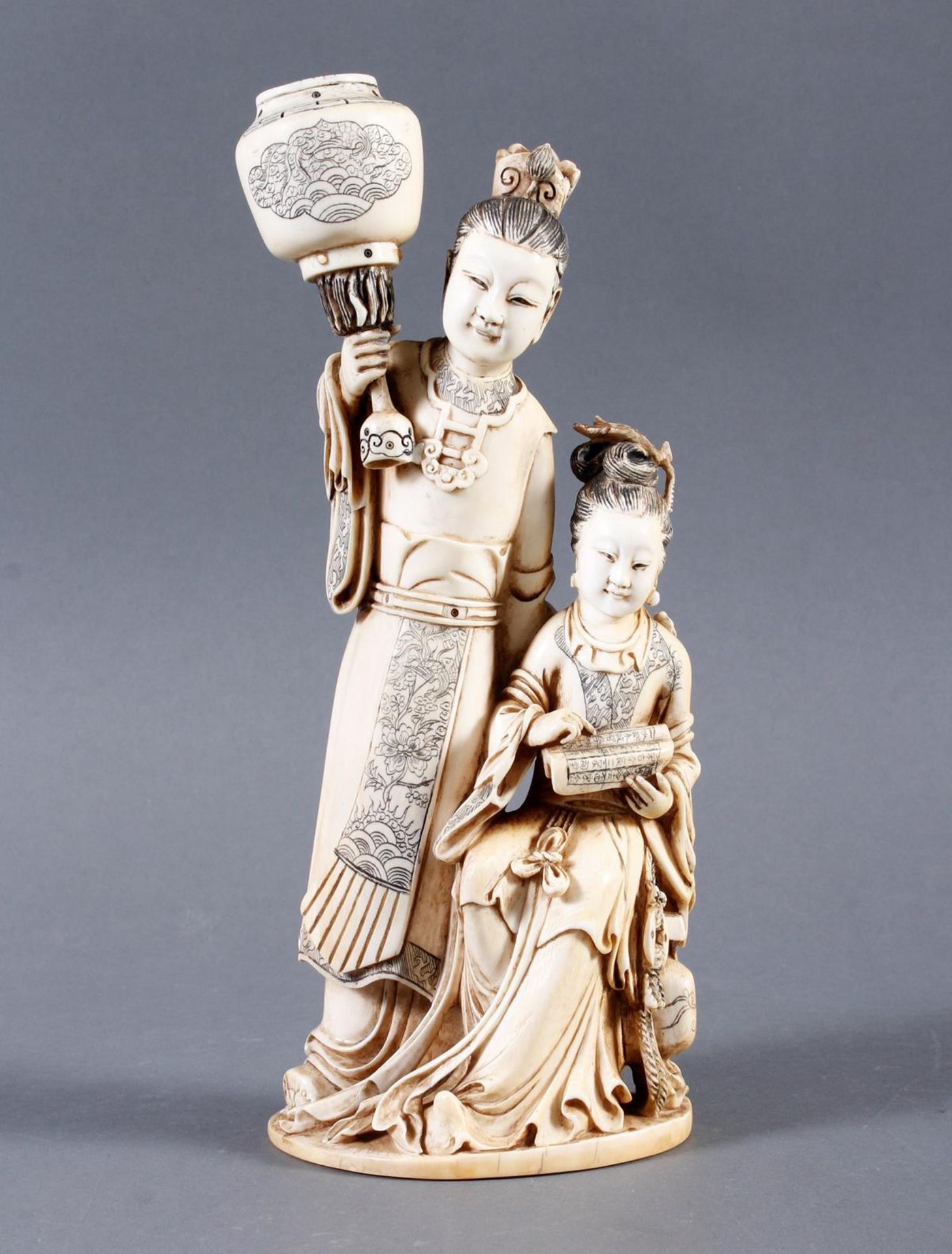 Elfenbeinskulptur „Hofdamen“ detailreiche Schnitzerei, China 19. Jahrhundert