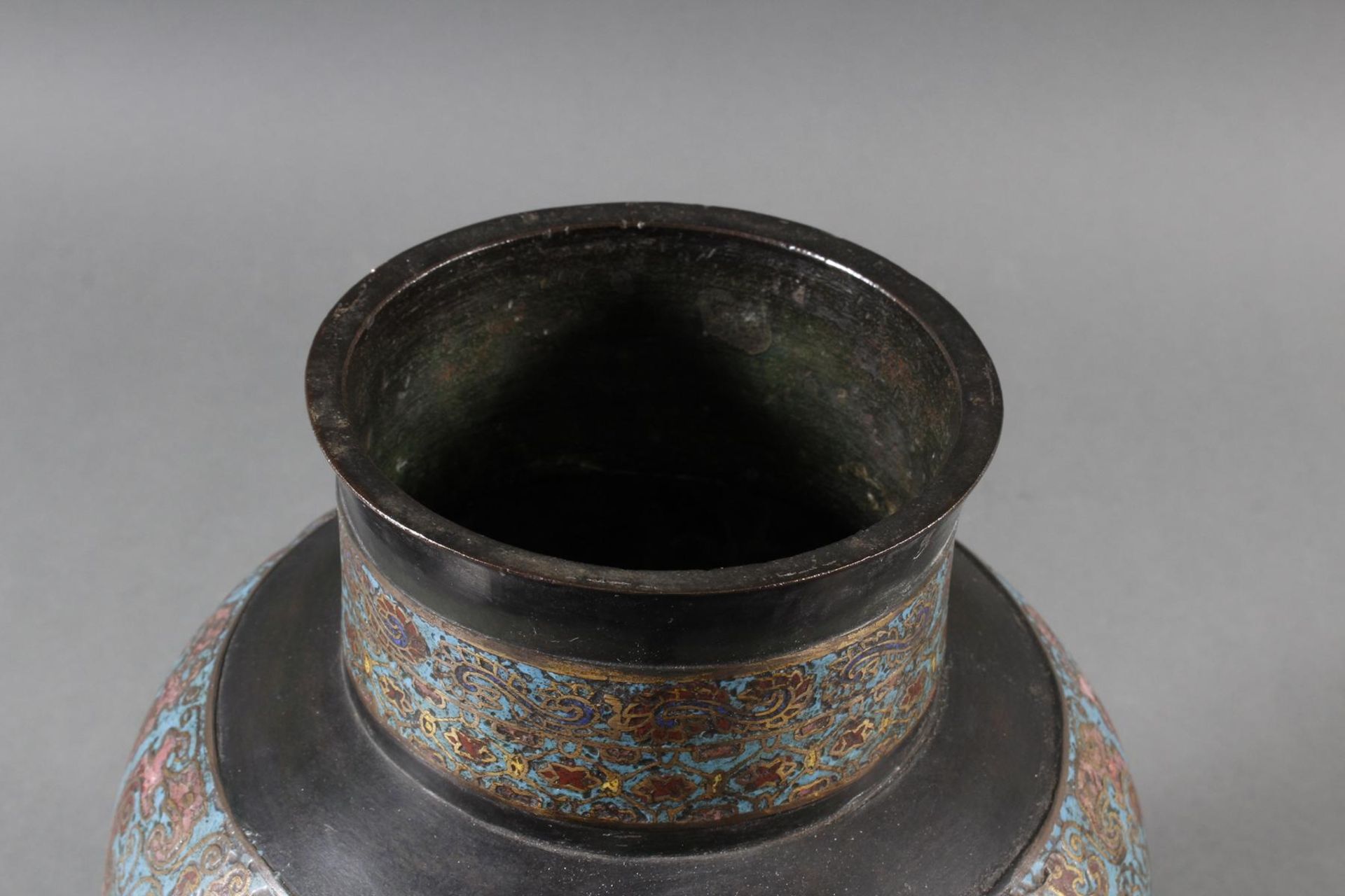 Champlevè-Bronze-Henkelvase China 19. Jahrhundert - Bild 7 aus 8