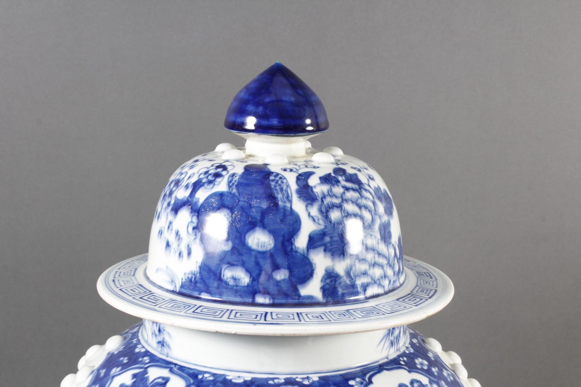Blauweiß Bodenvase mit Deckel, Porzellan, China, Anfang / Mitte 20. Jahrhundert - Image 2 of 14