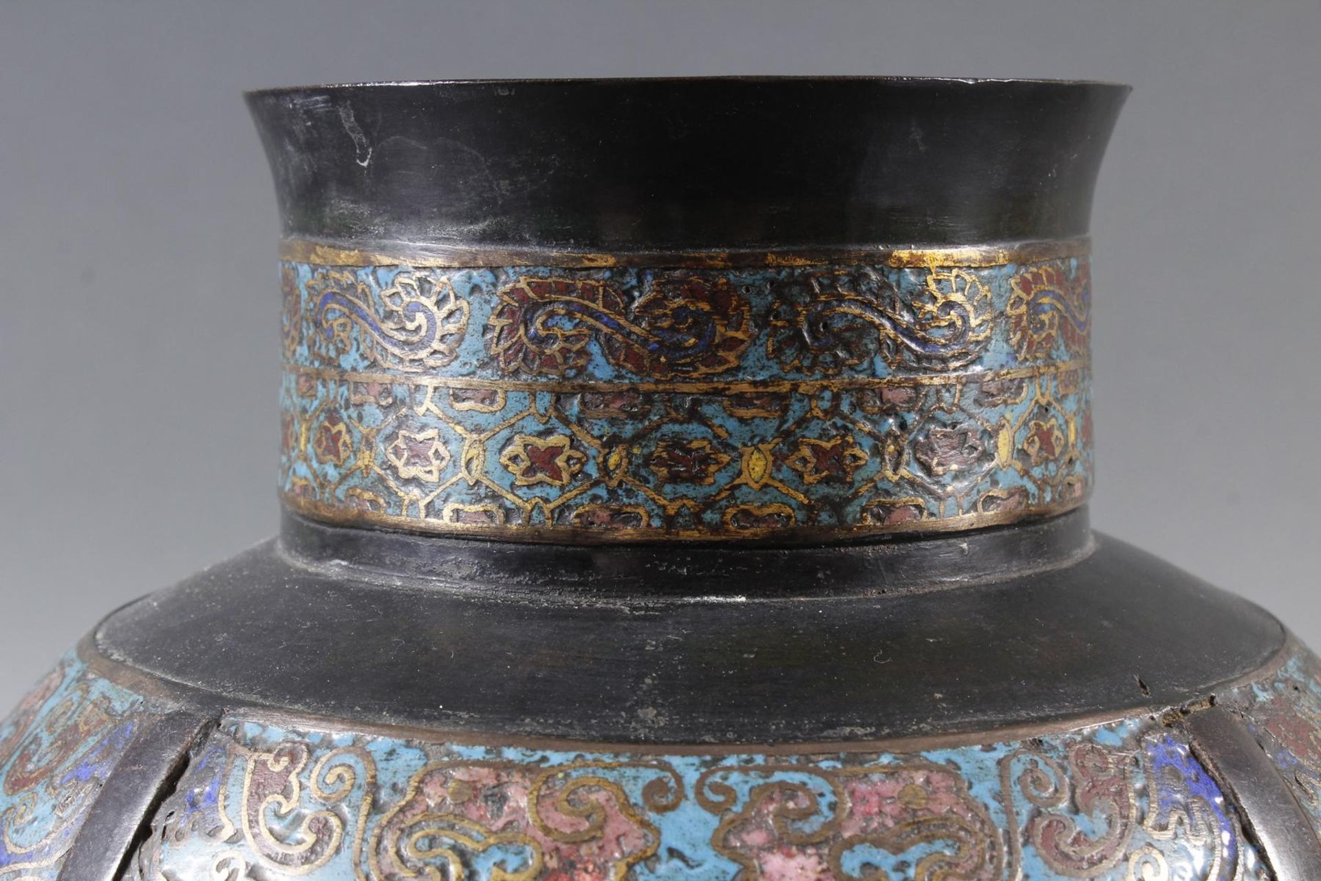 Champlevè-Bronze-Henkelvase China 19. Jahrhundert - Bild 2 aus 8