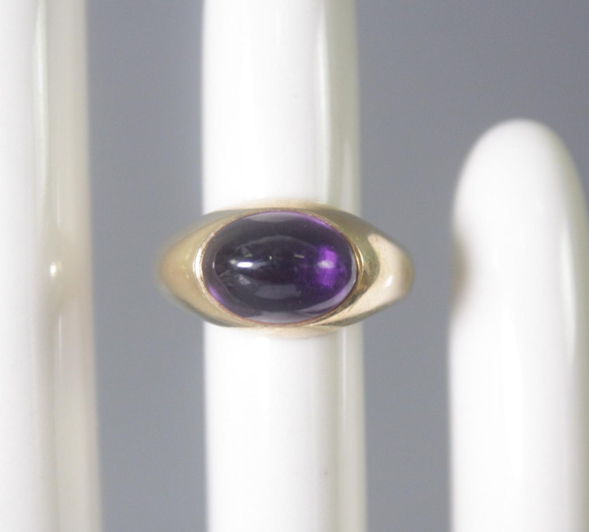 Damenring mit Amethyst, 14 Karat Gelbgold