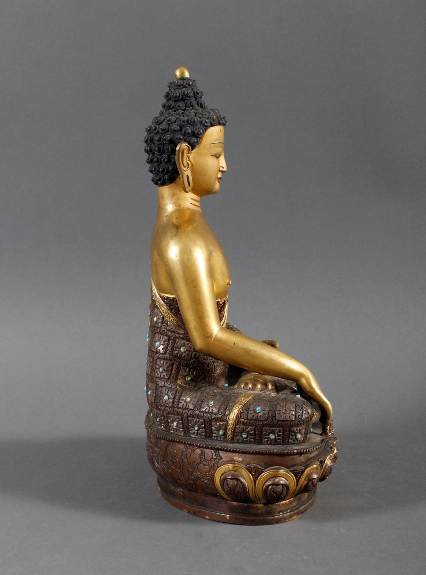 Bronze des Buddha Shakyamuni in der Erdberührungsgeste auf Lotospodest - Bild 2 aus 10