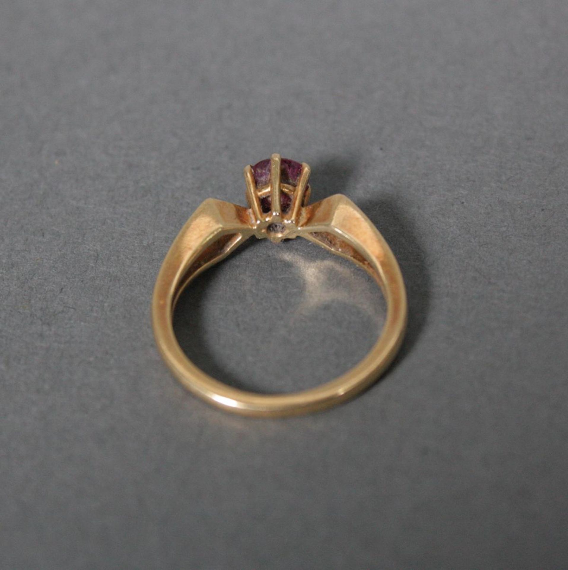 Ring mit Rubin, 18 Karat Gelbgold - Bild 3 aus 3