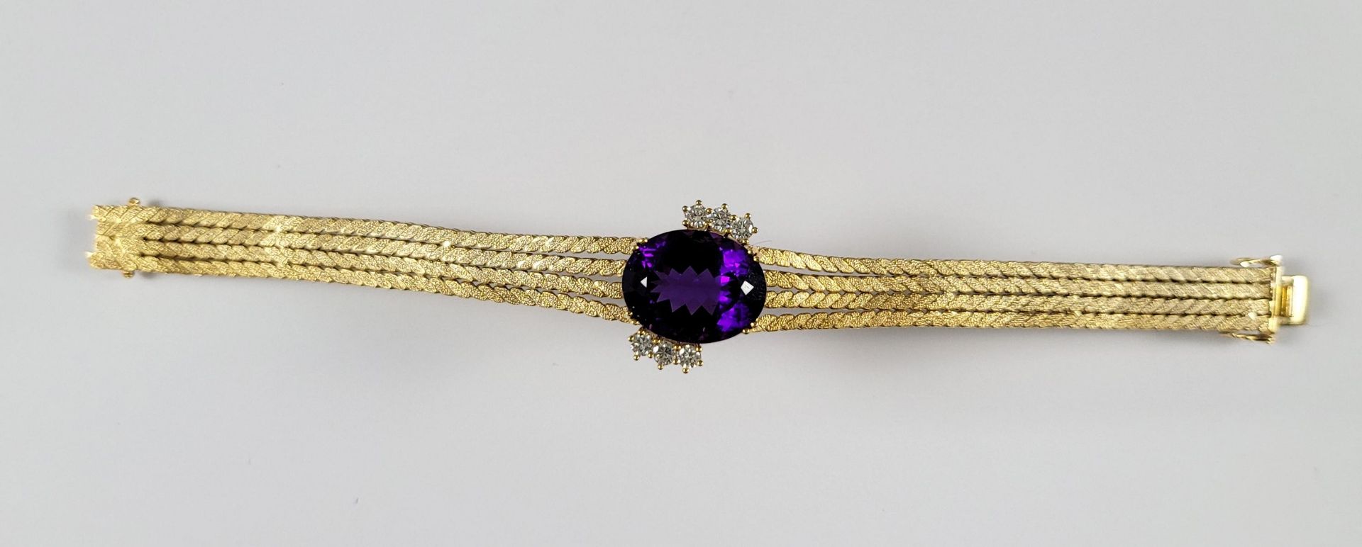 Damenarmband mit großem, facettierten Amethyst und Diamanten, 14 Karat Gelbgold