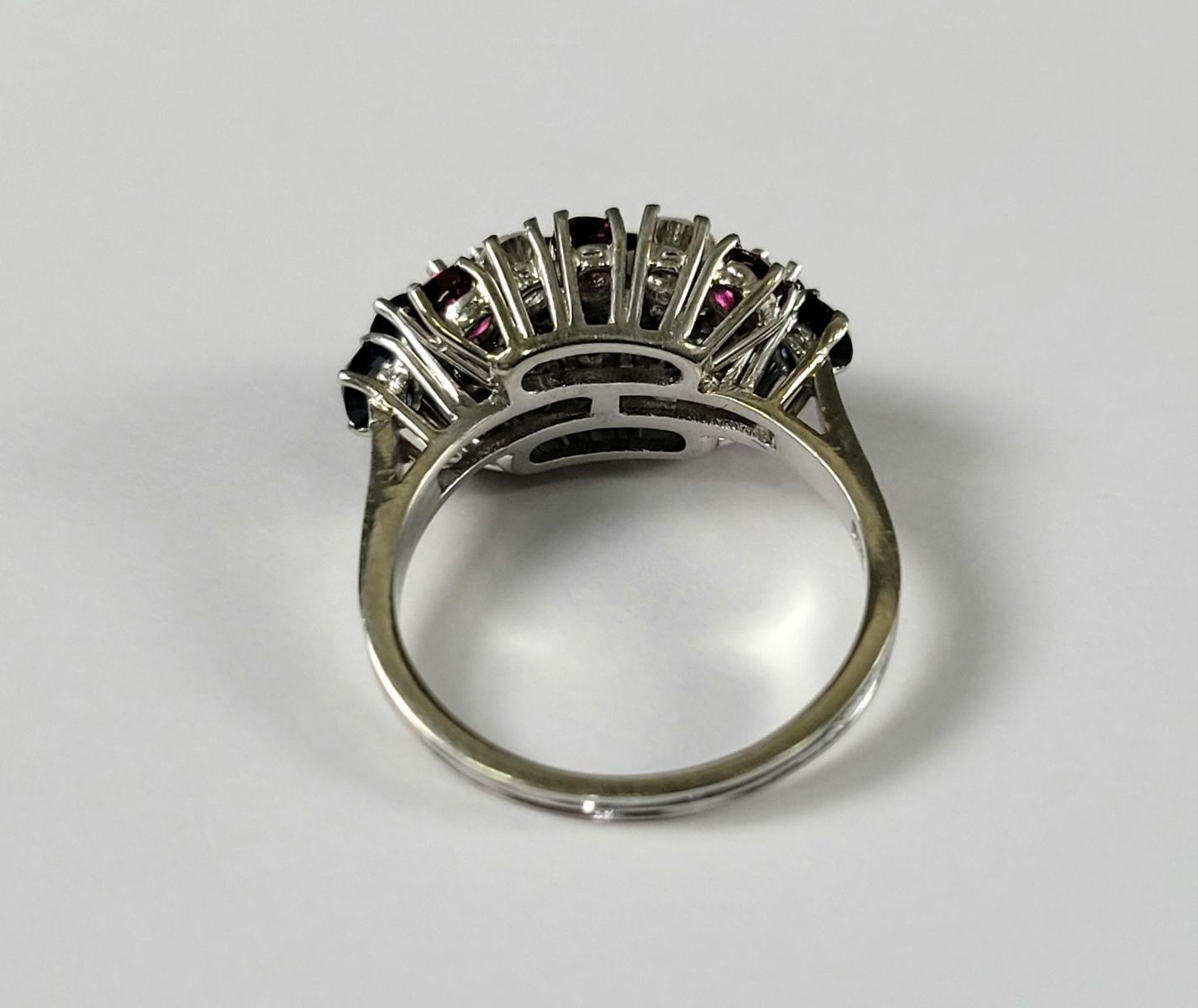 Damenring mit Saphiren, Diamanten und Rubinen, 18 Karat Weißgold - Image 3 of 4