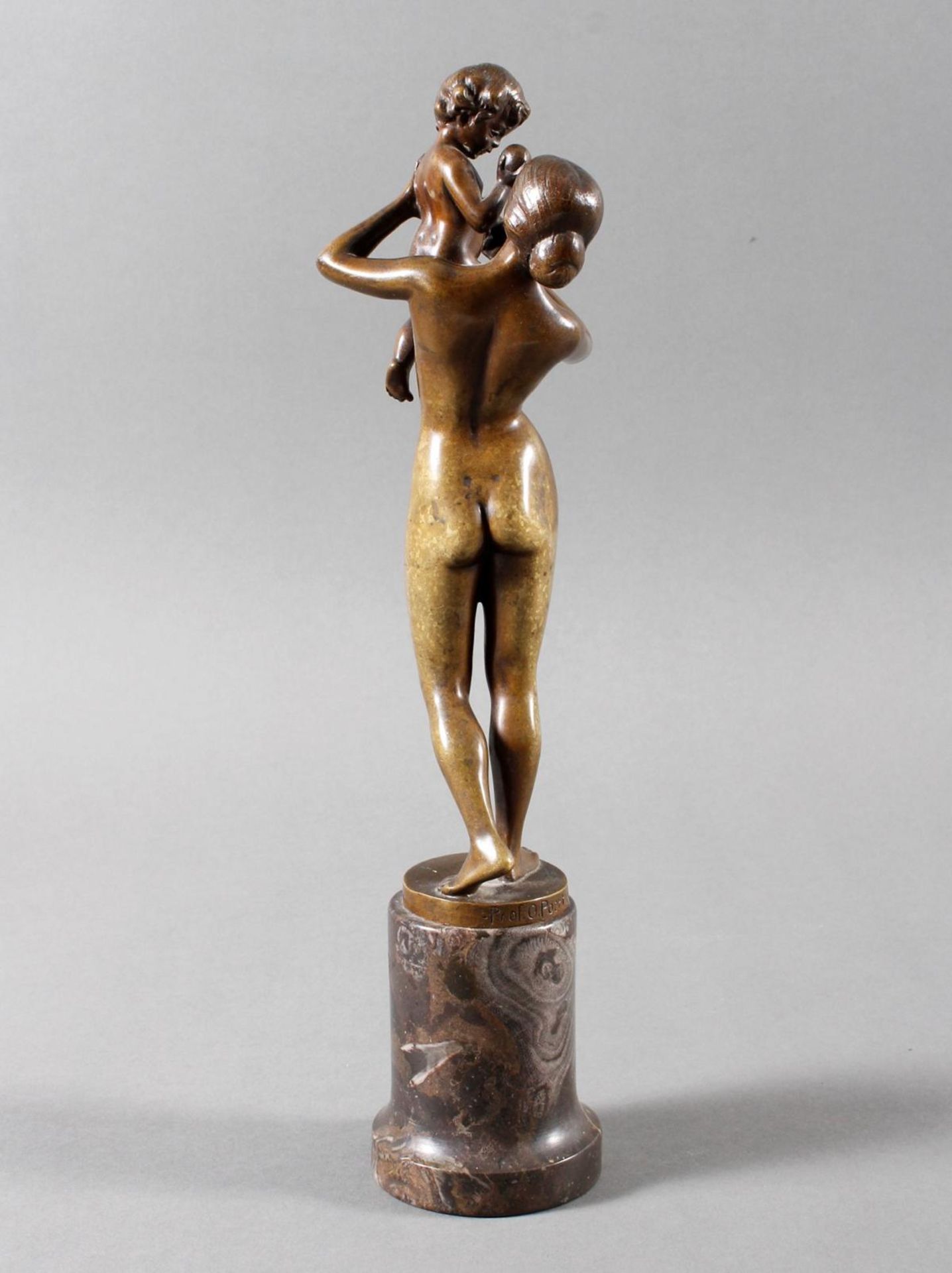 Bronzeskulptur, Mutter mit Kind, Deutsch um 1920  auf rundem Steinsockel - Bild 4 aus 8