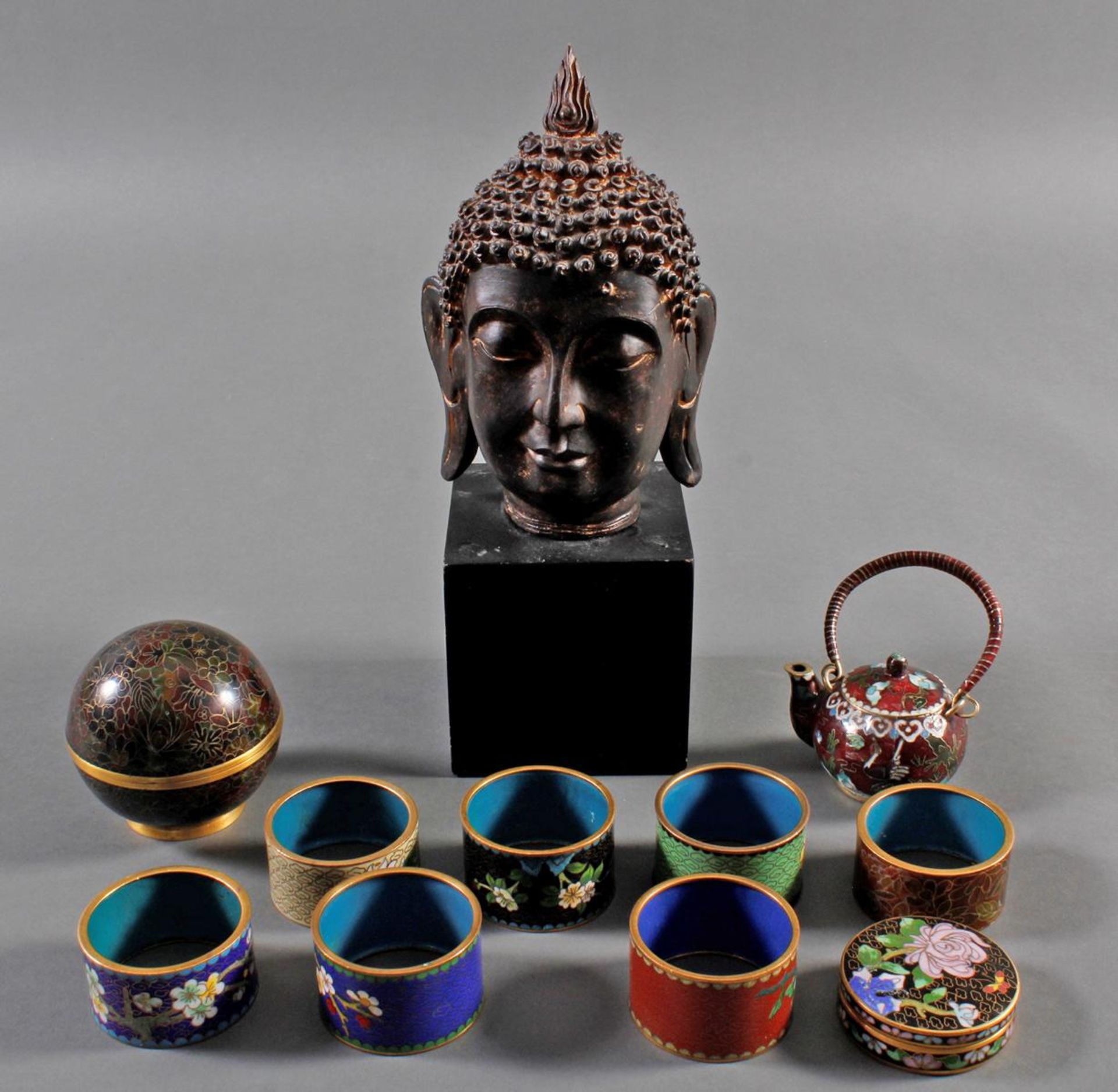 Konvolut Cloisonné und 1 Buddha Kopf aus Masse