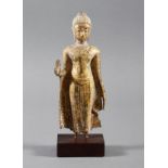 Bronze des stehenden Buddha in Schutz gewährender Haltung, (Fragment, wohl Bodenfund)