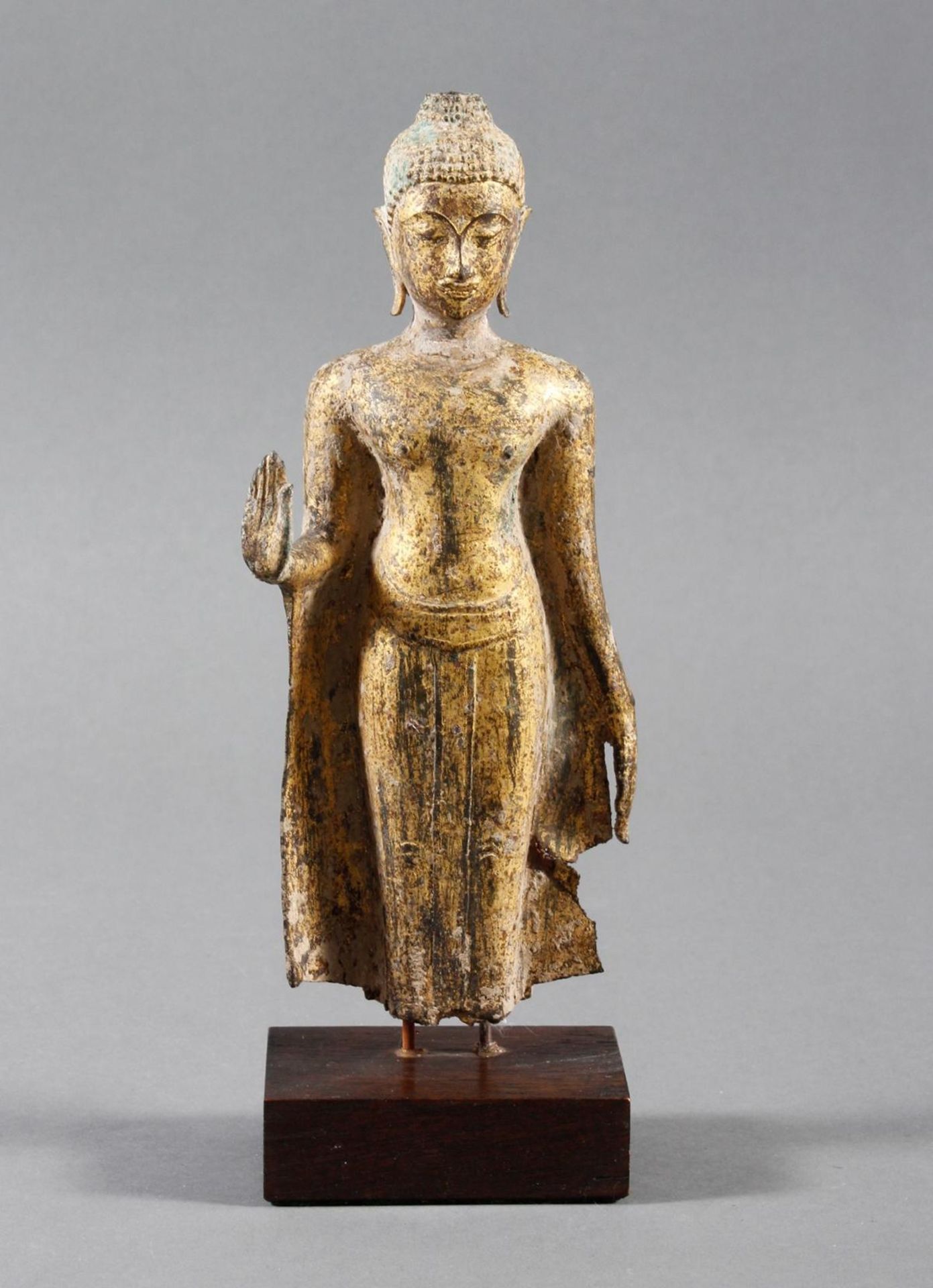 Bronze des stehenden Buddha in Schutz gewährender Haltung, (Fragment, wohl Bodenfund)