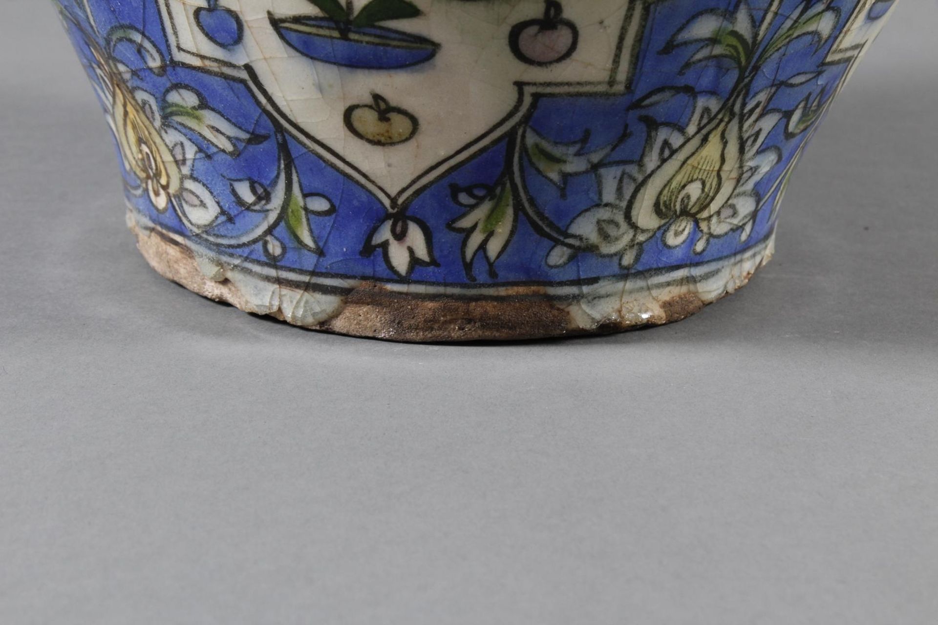 Persien 19. Jahrhundert, Orientalische Keramikvase ,polychrome Unterglasur Malerei - Image 5 of 11