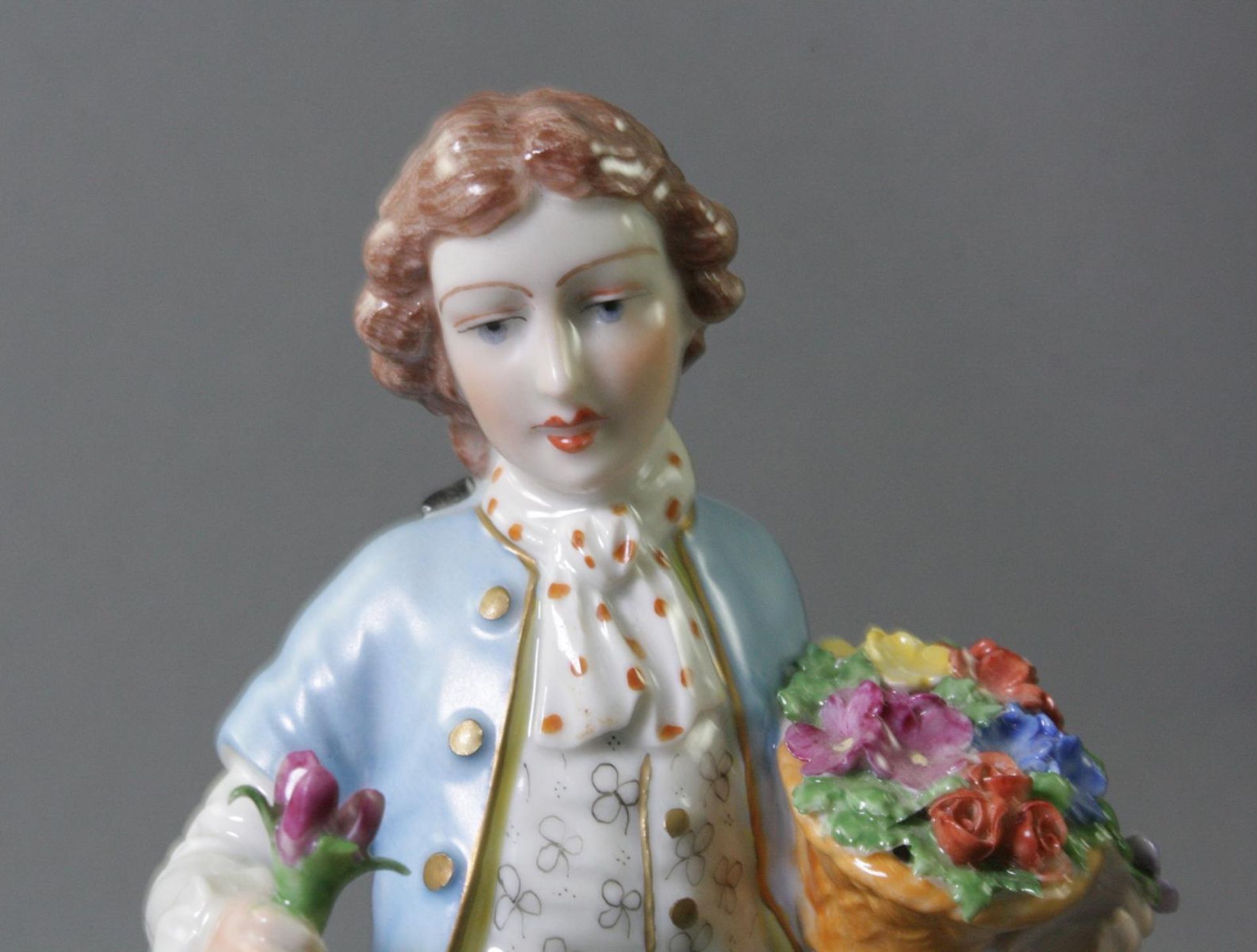 Porzellanfigur Edelmann mit Blumen, Dresden 20. Jahrhundert - Bild 7 aus 8