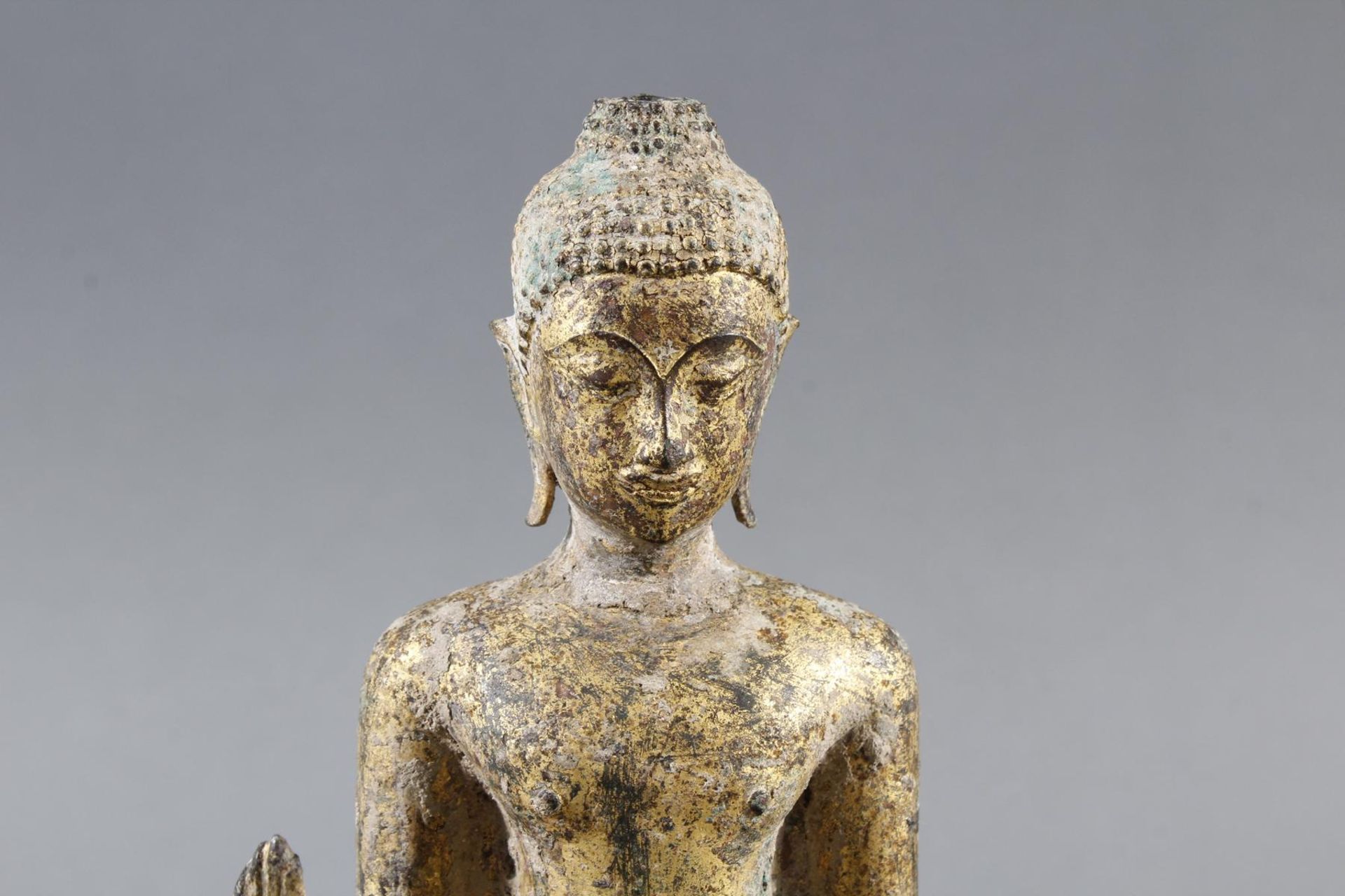 Bronze des stehenden Buddha in Schutz gewährender Haltung, (Fragment, wohl Bodenfund) - Bild 2 aus 8