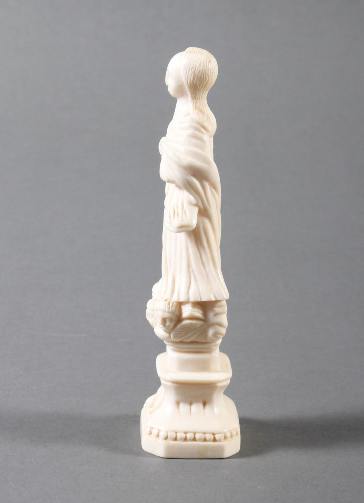 Elfenbeinschnitzerei einer Heiligen auf einem Podest stehend - Image 5 of 8