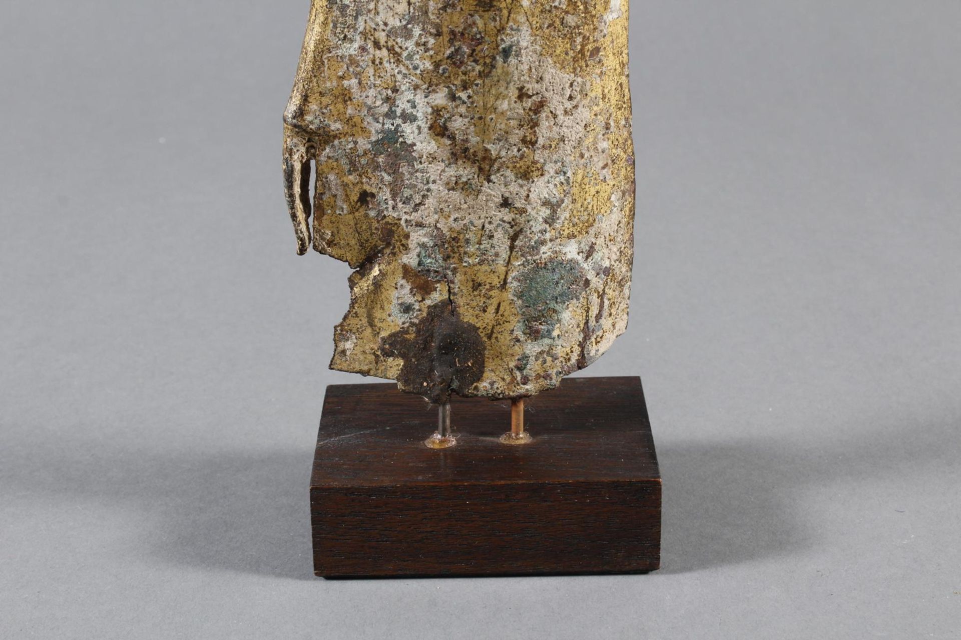 Bronze des stehenden Buddha in Schutz gewährender Haltung, (Fragment, wohl Bodenfund) - Image 5 of 8